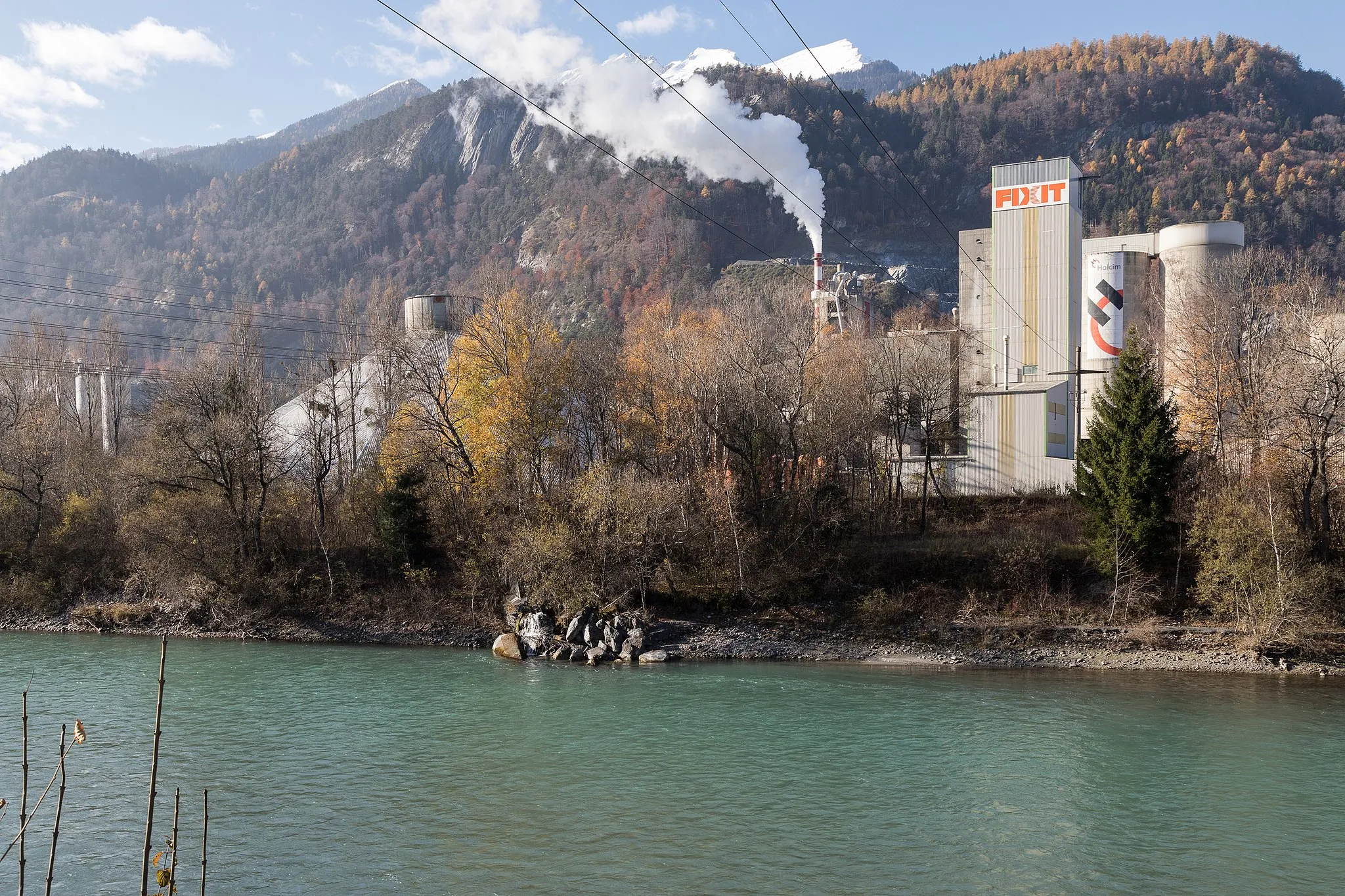 Photo showing: Am Alpenrhein in Untervaz: Holcim-Zementwerk