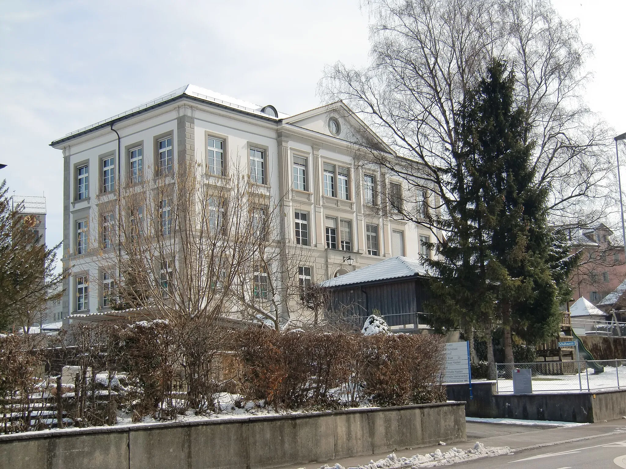 Photo showing: Schulhaus in Uznach SG