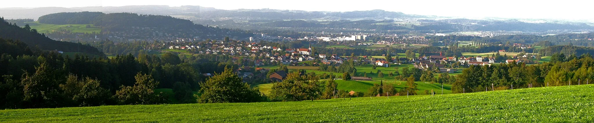 Photo showing: Panorama Uzwil-Oberuzwil. Im Vordergrund: Bichwil; hinten: links nach rechts: Oberuzwil, Uzwil, Industrie Uzwil, Niederuzwil. Selbstfotografiert vom Eppenberg aus.