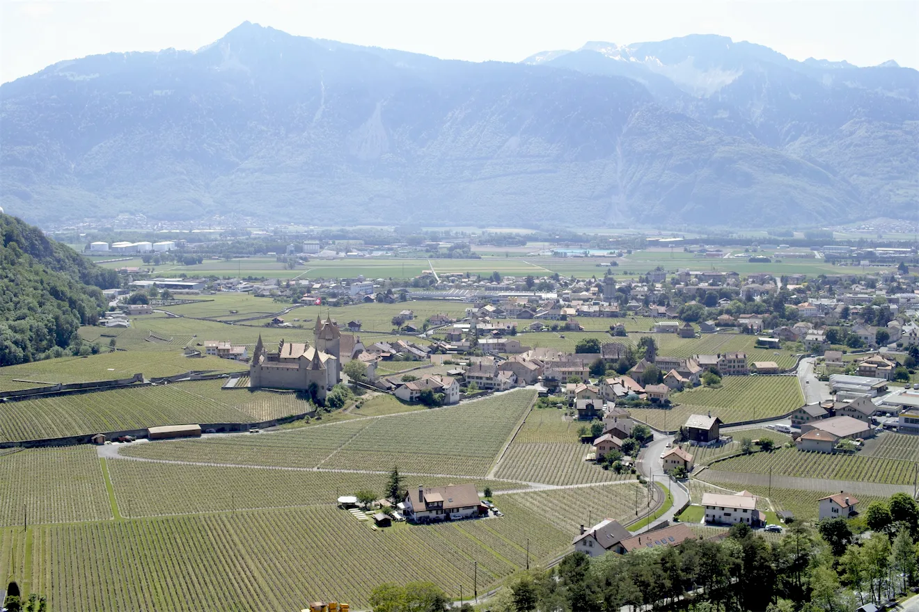 Photo showing: City of Aigle (Vaud), castle and wineyards, Cloître area, viewed from Fontaney