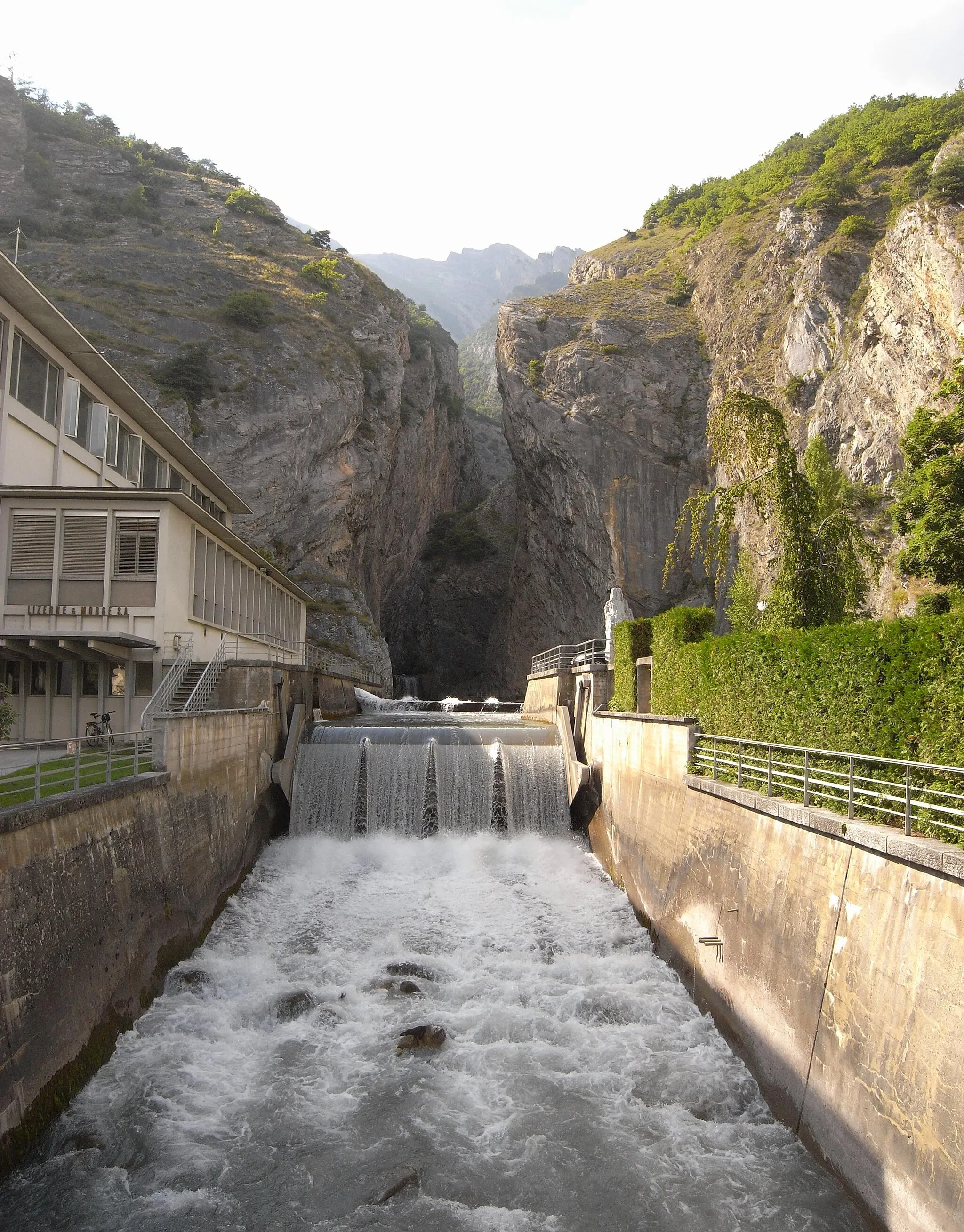 Photo showing: the canyon of the Lizerne close to the municipality of Ardon with hydro-electric power station; Lizerne & Morge S.A. (Conthey district, canton of Valais, Switzerland)