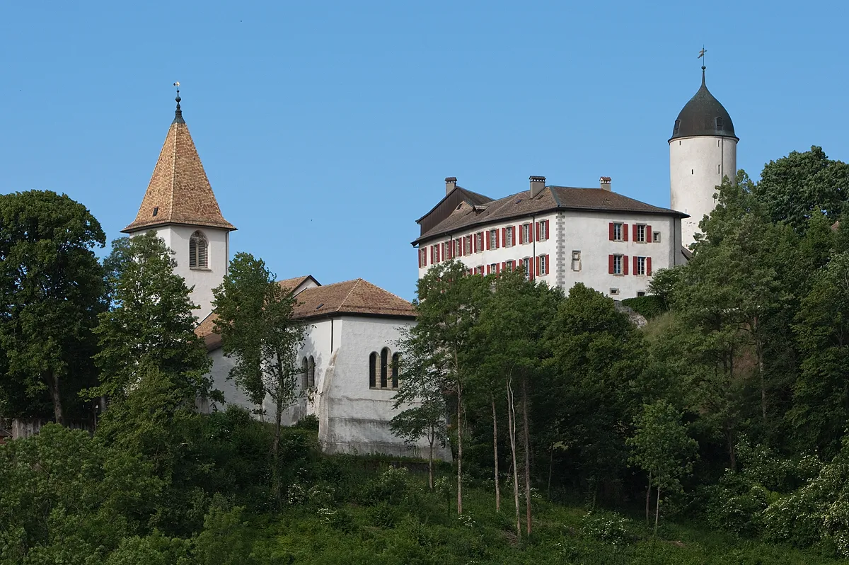 Photo showing: Aubonne: church and castle with its minaret-style tower, built 1680 for Jean-Baptiste Tavernier