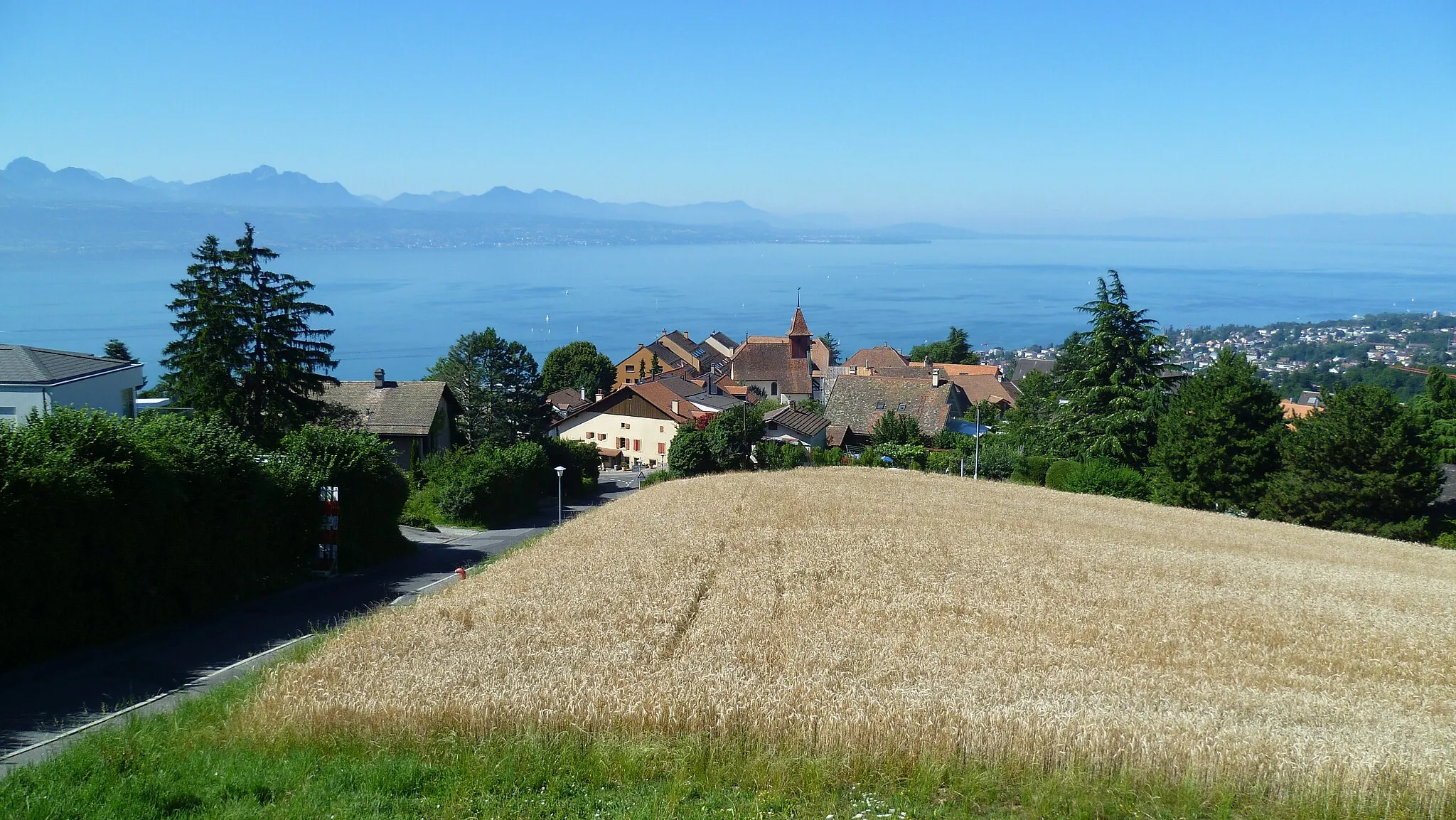 Photo showing: View of Belmont-sur-Lausanne and behind the Leman lake.