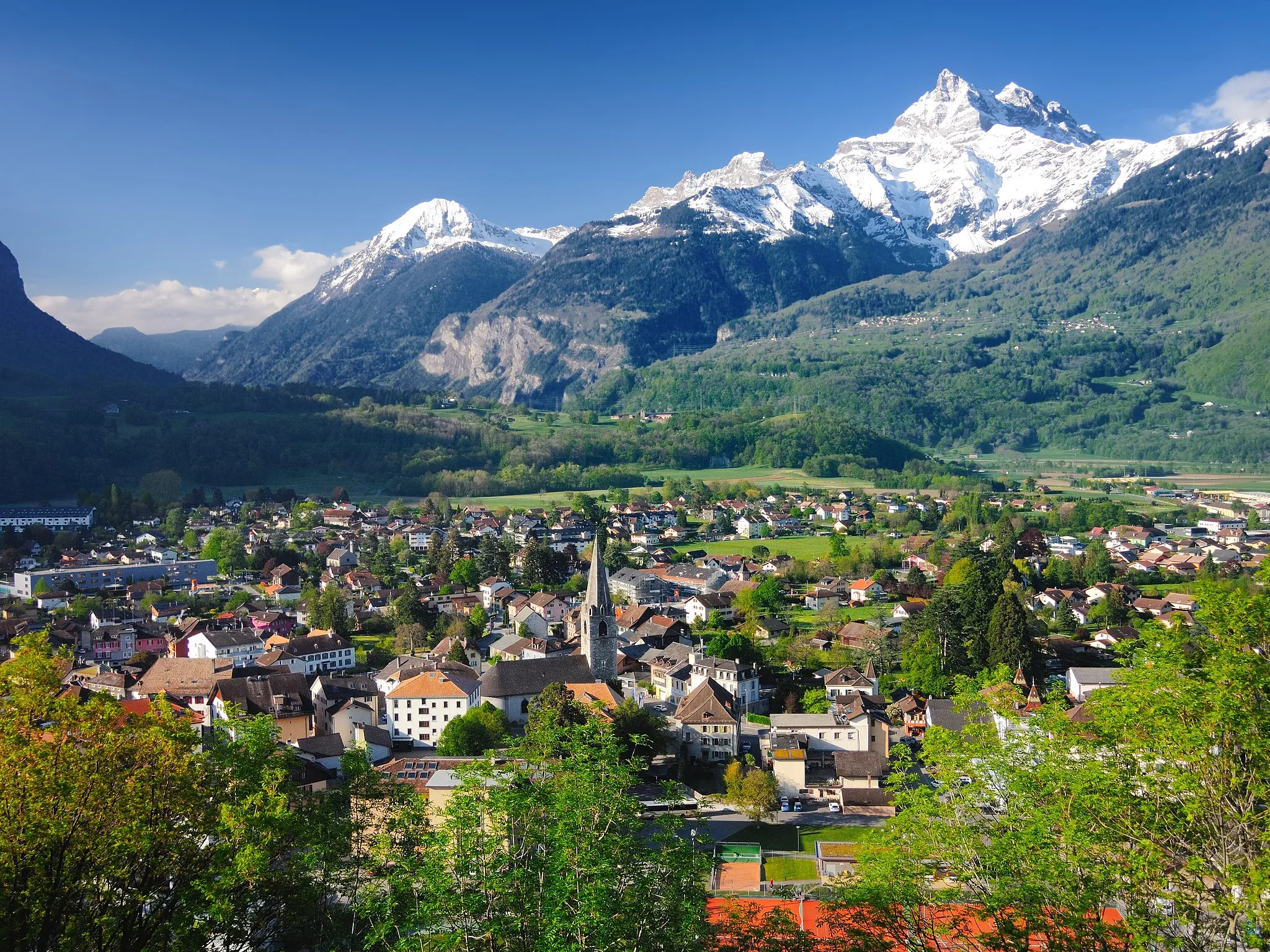 Photo showing: Bex with the Dents du Midi in background. View from the vineyards north of the town.