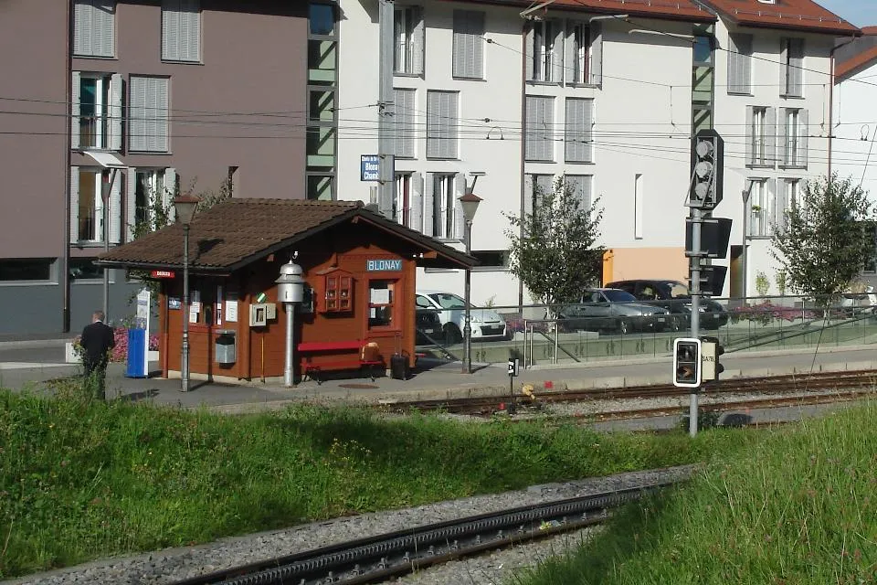 Photo showing: Einer der beiden Endpunkte der Museumsbahn Blonay–Chamby (BC): Blonay. Im Hintergrund links, der Bahnhof der Museumsbahn. Im Vordergrund Zahnradbahnstrecke System Abt von Blonay nach Les Pléiades. Rechts auf dem Bild nicht mehr sichtbar findet sich der Bahnhof der Transports Montreux–Vevey–Riviera (MVR).