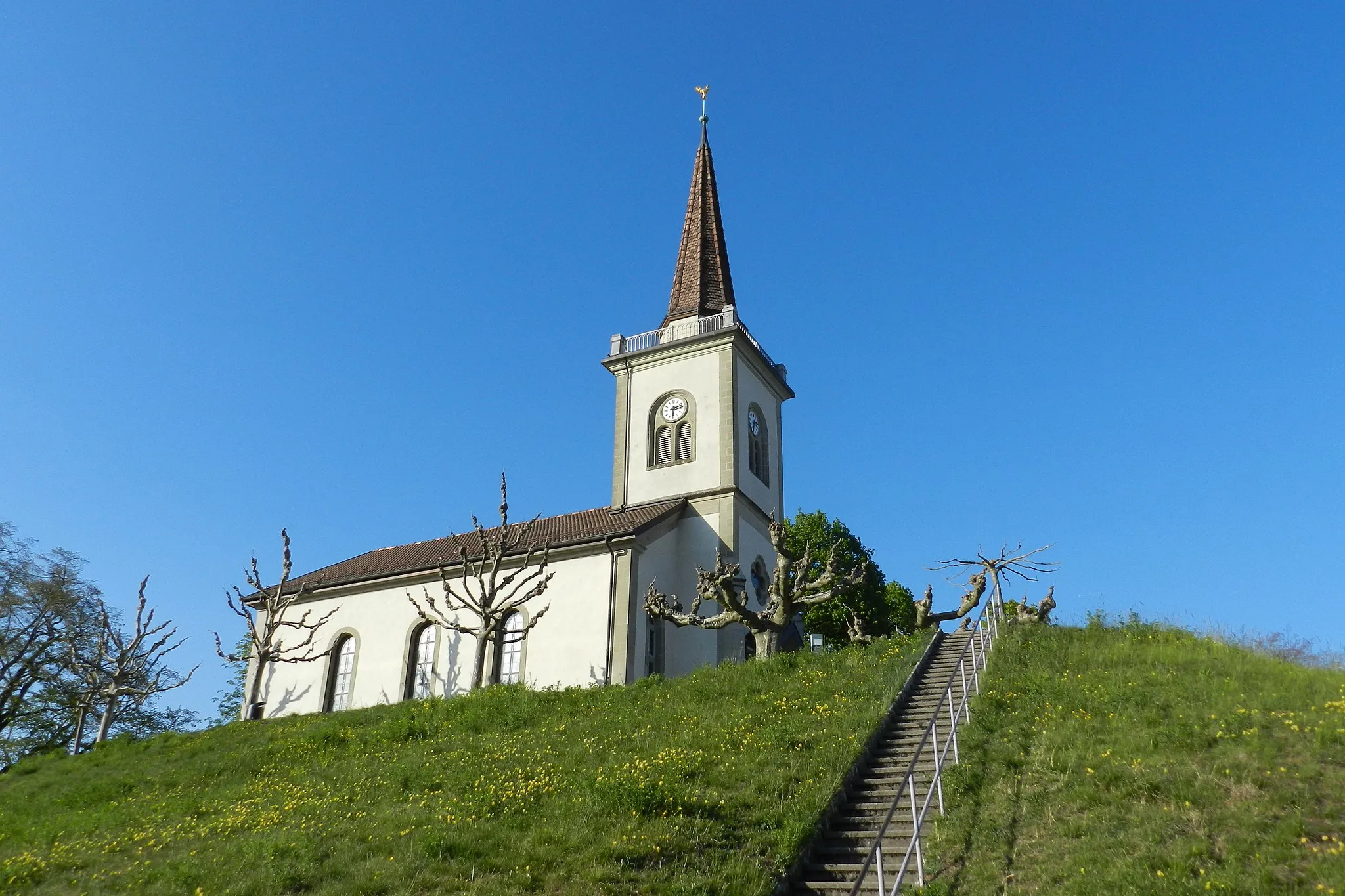 Photo showing: Photographie montrant le temple de la ville de Bussigny et sa colline.