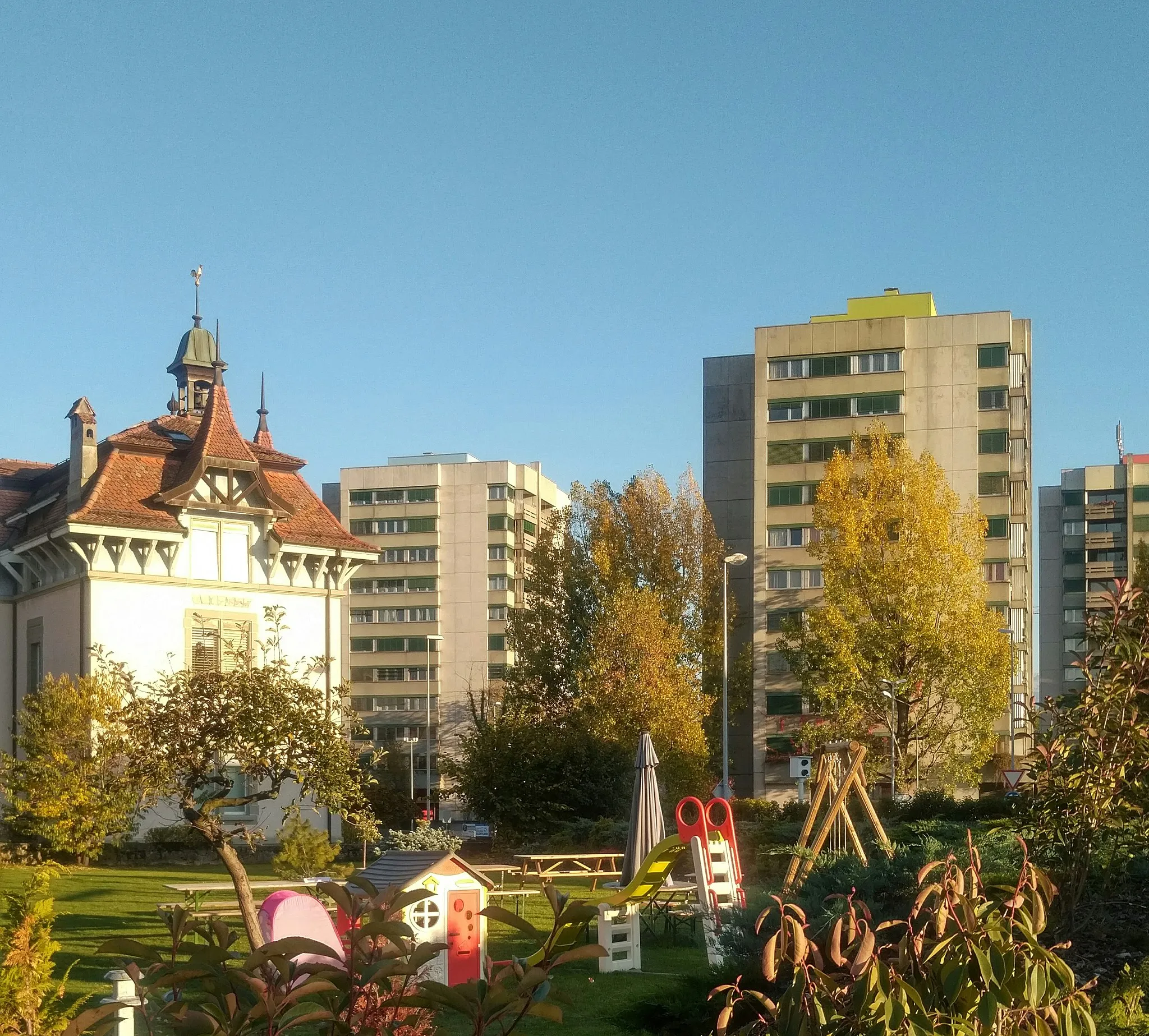 Photo showing: Le Vieux-Collège et les immeubles de Mouline vus depuis depuis l'avenue de la gare.