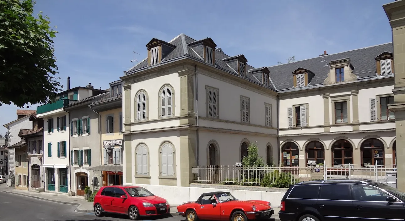 Photo showing: Maisons du quartier du Vieux-Chêne le long de l'ancienne route entre Chêne-Bougeries et Chêne-Bourg dans le canton de Genève. Les maisons des deux communes sont de part et d'autre du Pont du Vieux-Chêne, sur la Seymaz. Ici du côté de Chêne-Bourg.