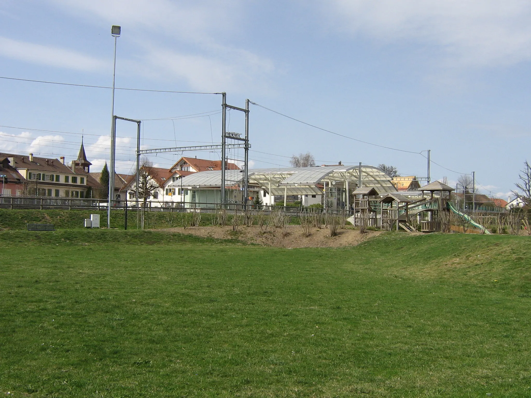Photo showing: General view of the railway station of Cheseaux-sur-Lausanne from the park next to the station.