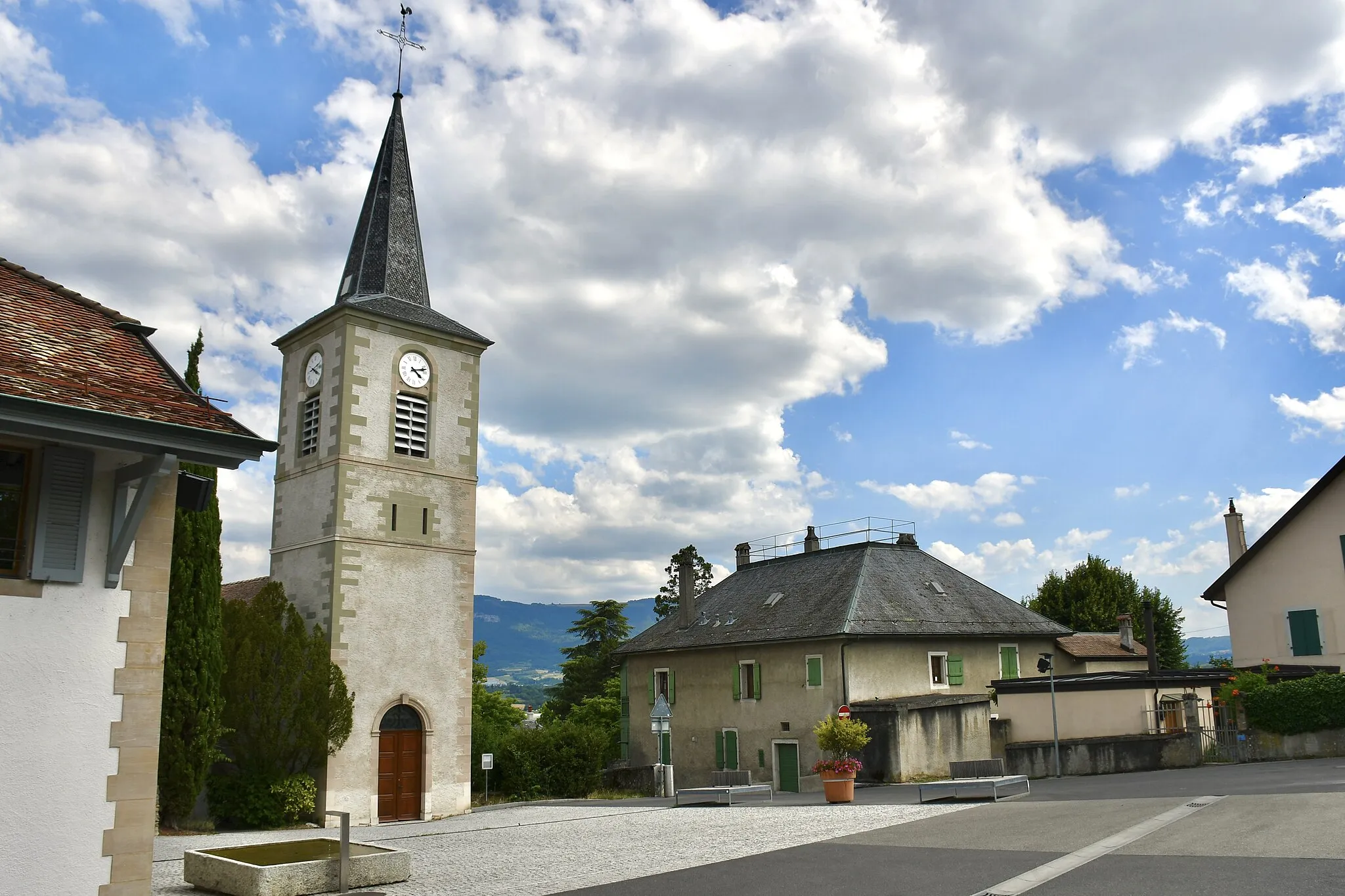 Photo showing: L'église catholique Saints-Pierre-et-Paul et la place de Confignon (GE), en Suisse.