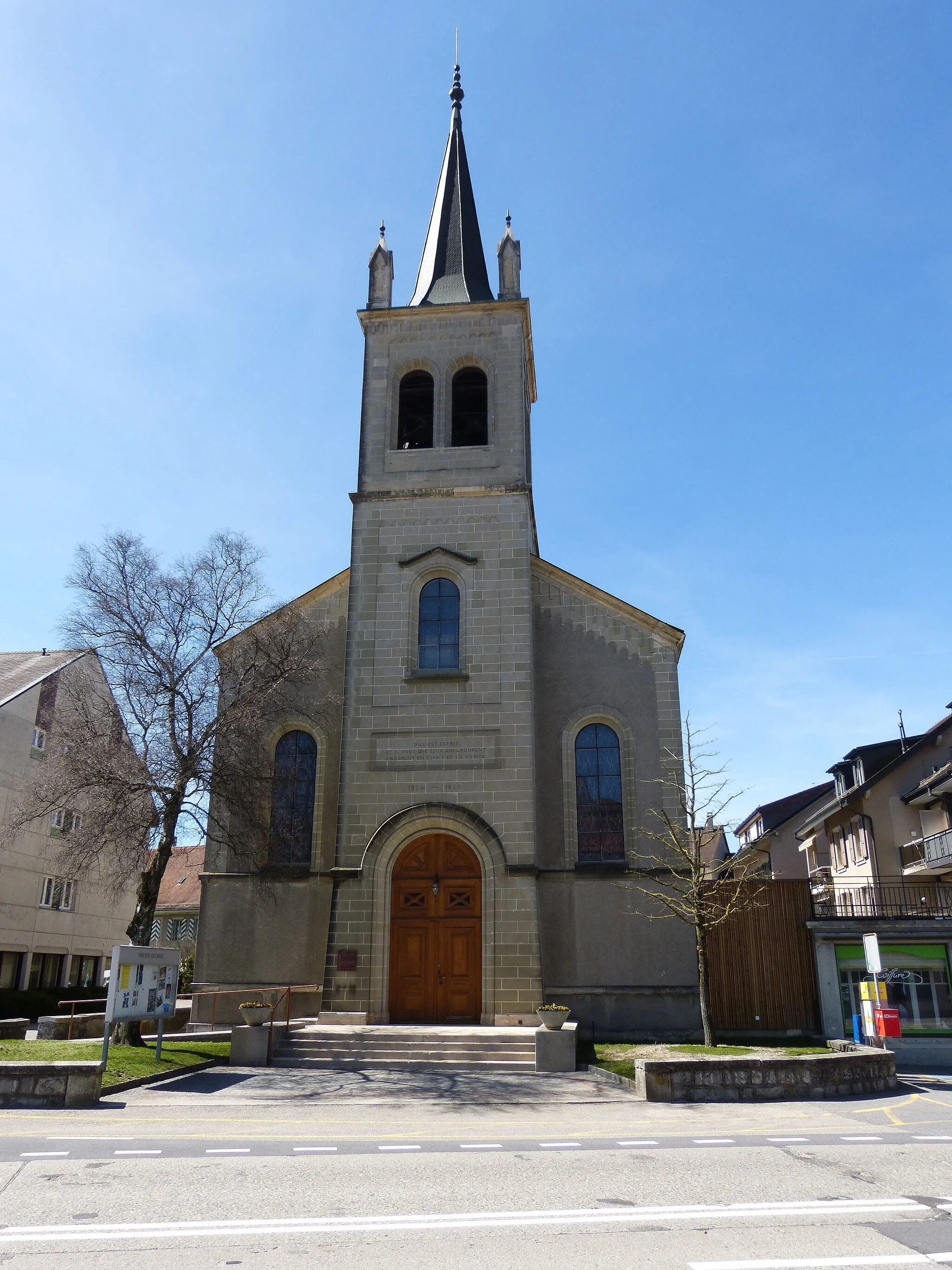 Photo showing: Front view of the temple of Échallens.