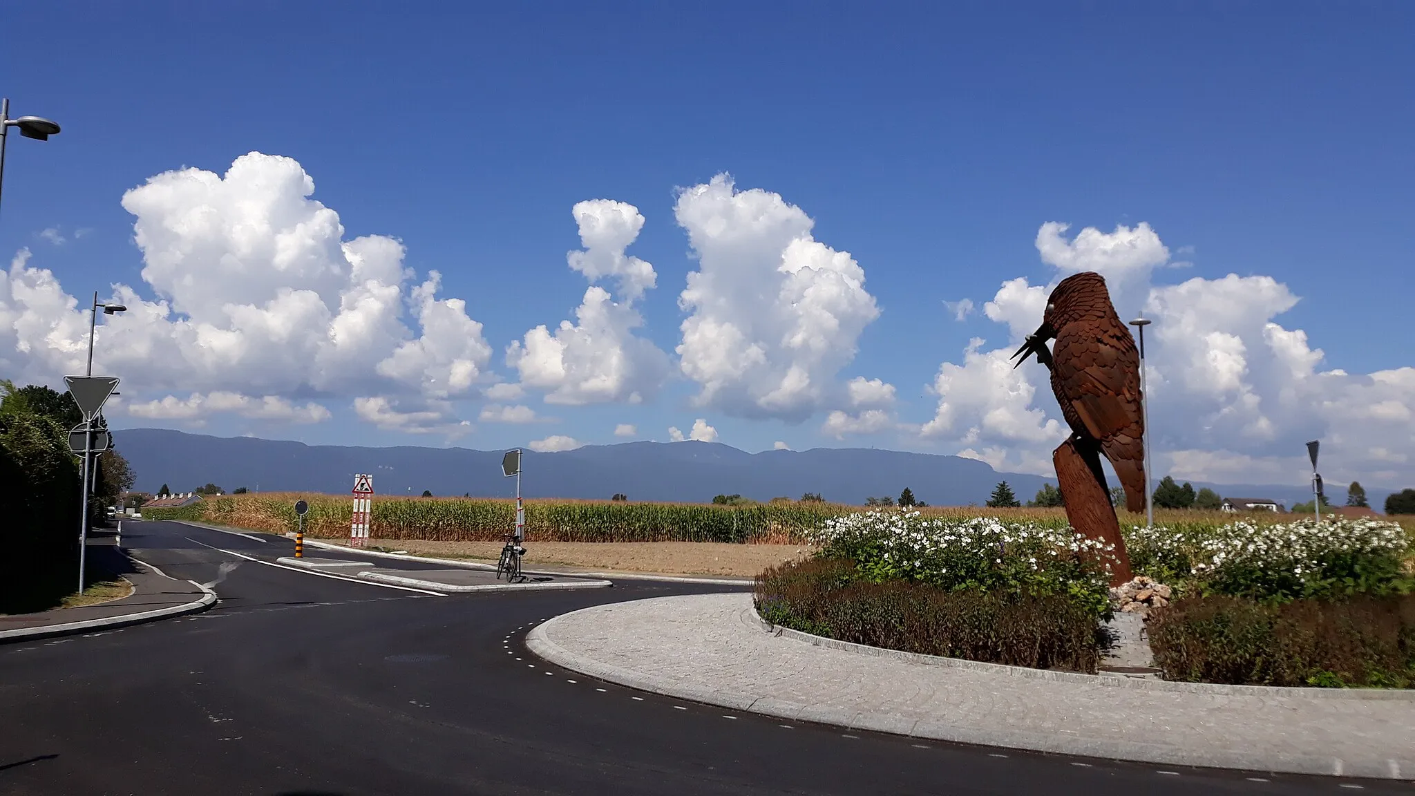 Photo showing: The Route Suisse crossroads in Founex (VD) and the metal sculpture of the kingfisher.