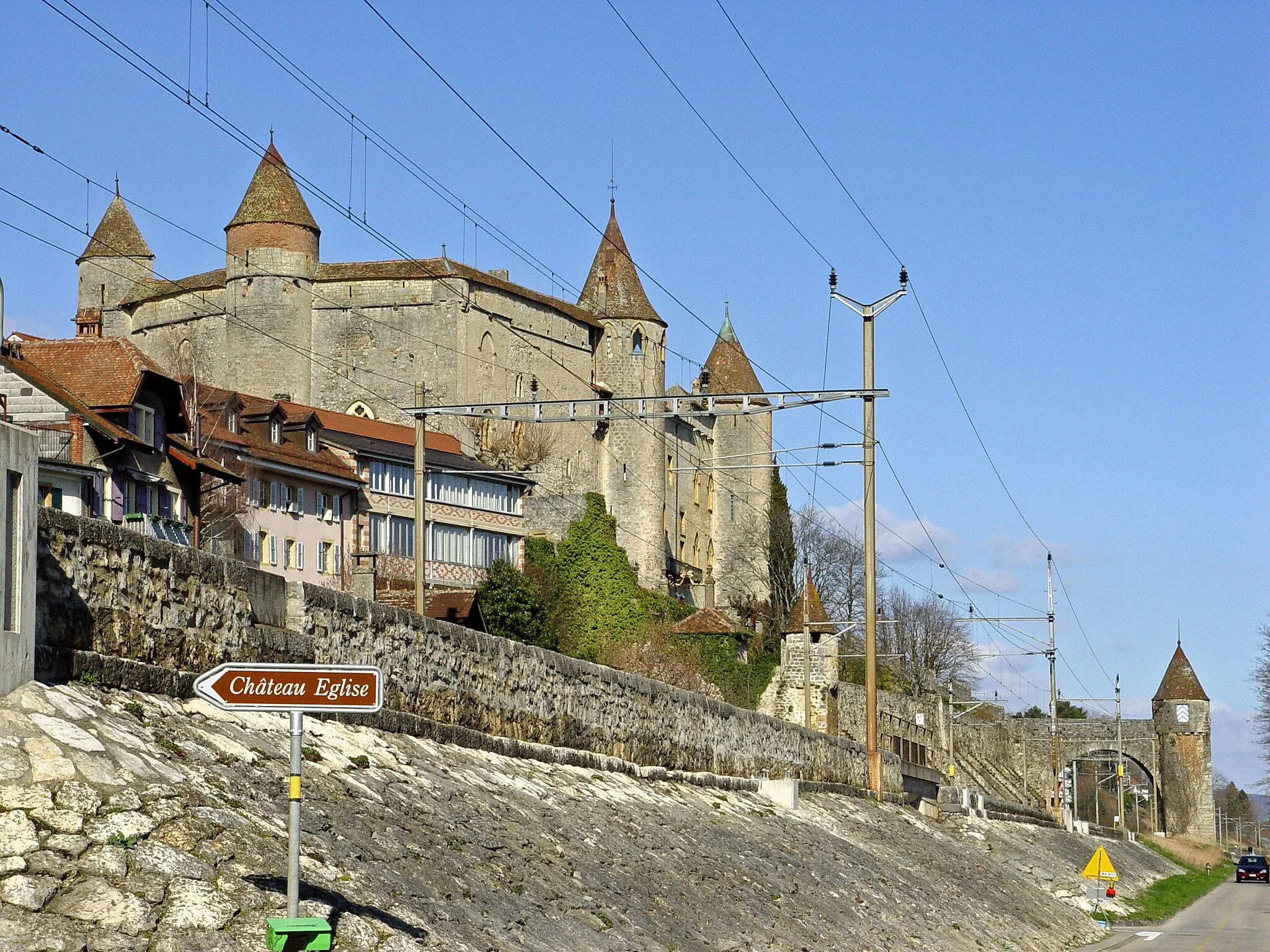 Photo showing: Schloss Grandson gesehen von der Strasse langs Neuenburgersee