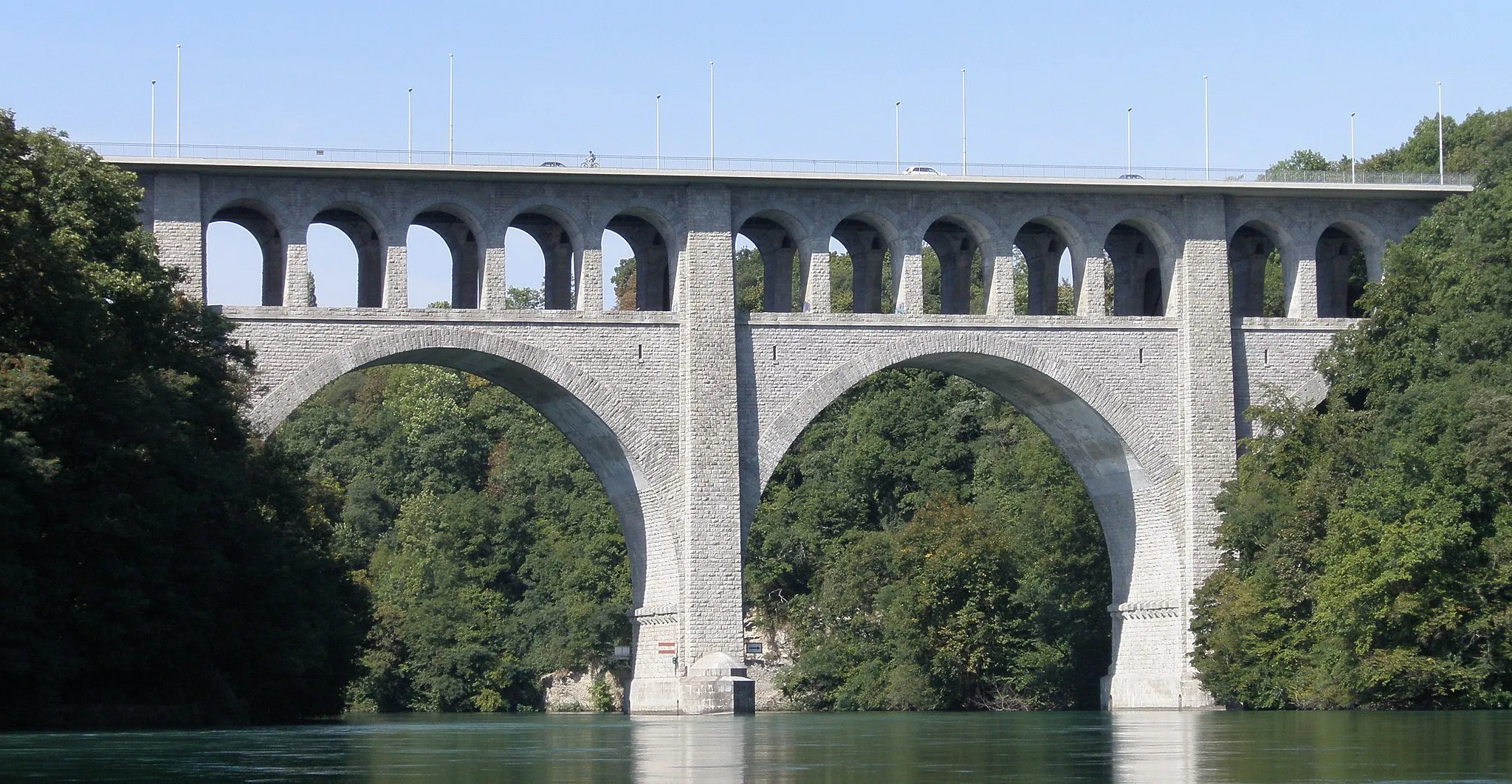 Photo showing: Le pont Butin de Genève, vu depuis la plage sur la rive droite du Rhône.