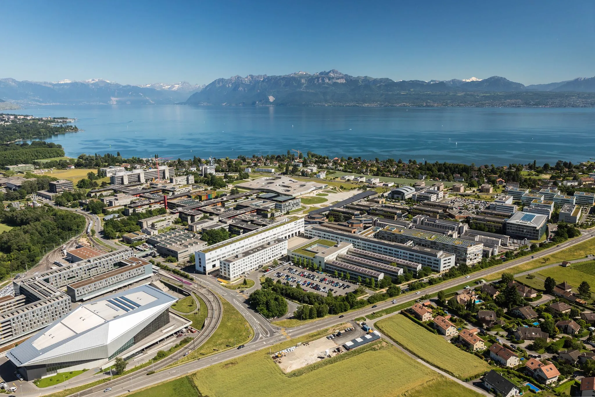 Photo showing: Vue aérienne (2017) de l'École polytechnique fédérale de Lausanne (EPFL); l'EPFL forme avec l'Université de Lausanne (hors de la photo) un vaste campus à proximité du lac Léman.