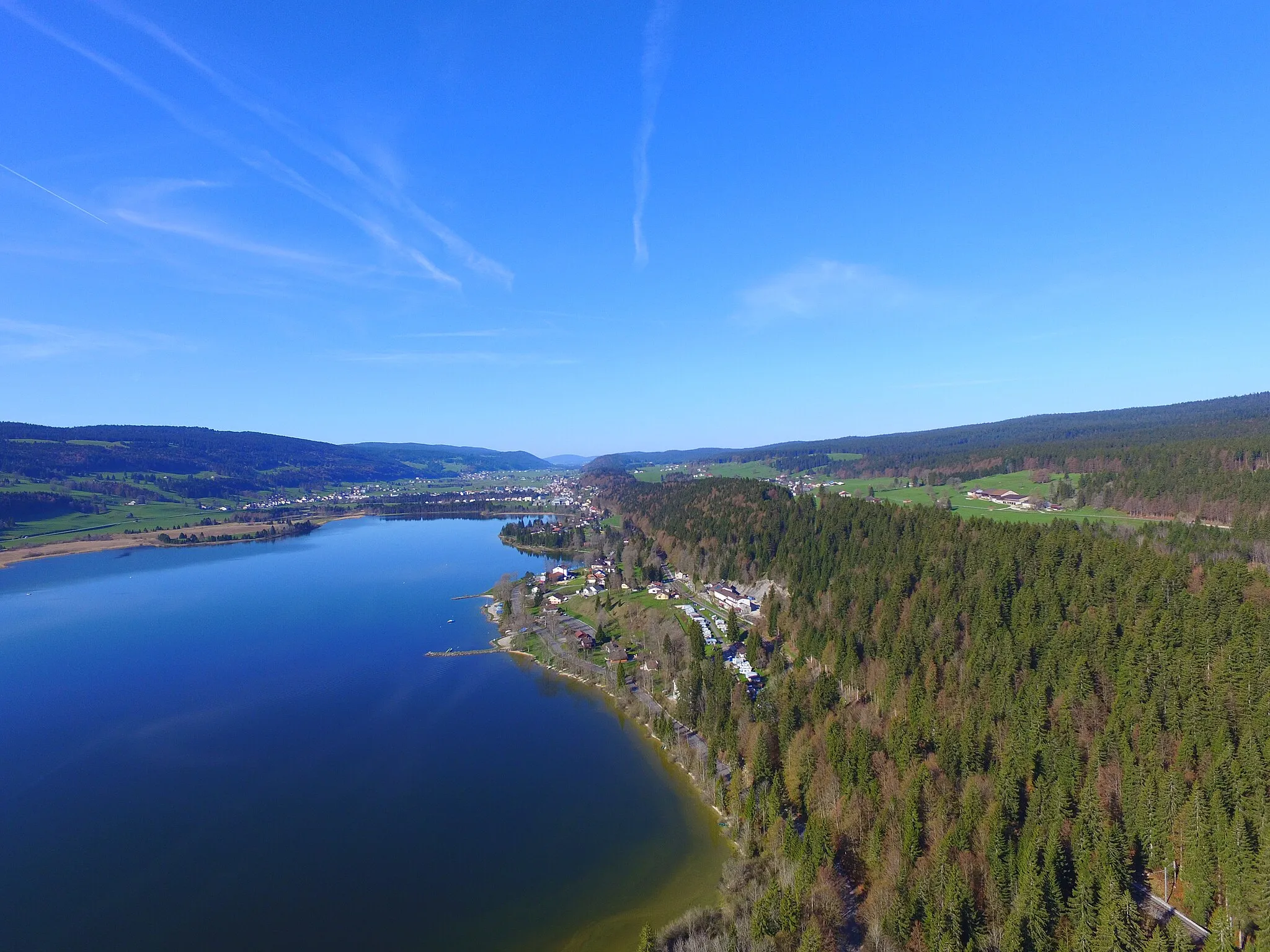 Photo showing: Lac de Joux, a lake in the Vallée de Joux in the Canton of Vaud, Switzerland. Aerial view.