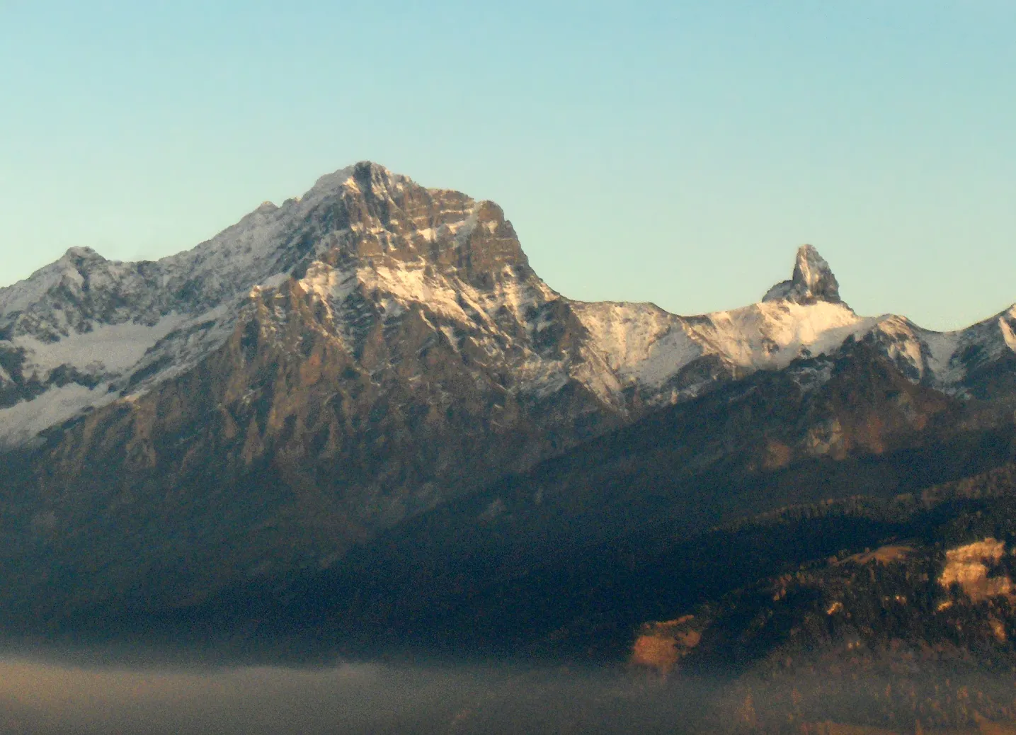 Photo showing: "Grand Muveran" (left, 3051 m) and "Petit Muveran" (right, 2810 m) (Vaud, Valais / Switzerland). Picture taken from Torgon (Valais).