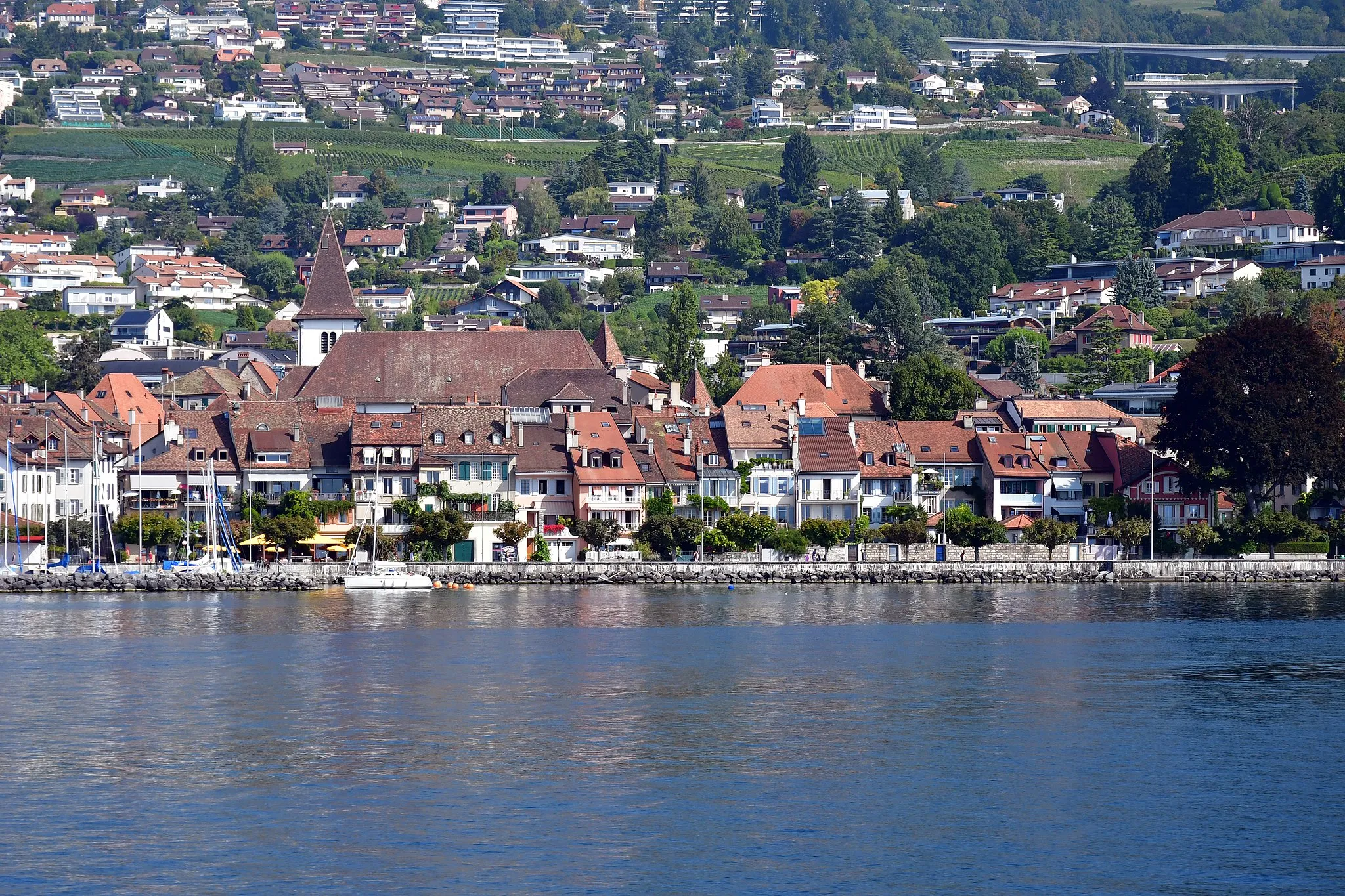 Photo showing: Lutry (canton of Vaud, Switzerland) seen from the lake Geneva.