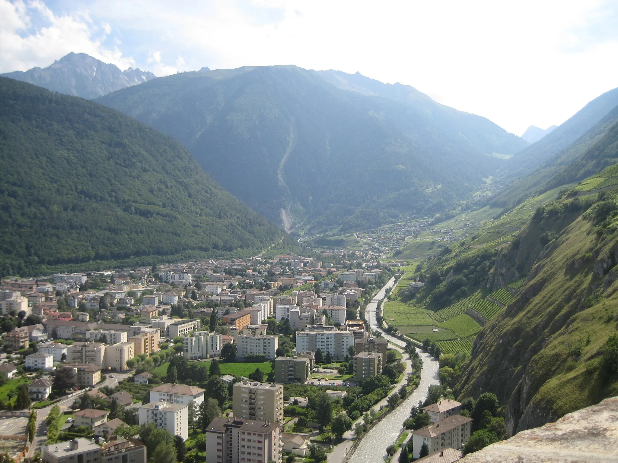 Photo showing: View of Martigny (Valais, Switzerland) and the Dranse river from the tower of La Bâtiaz
