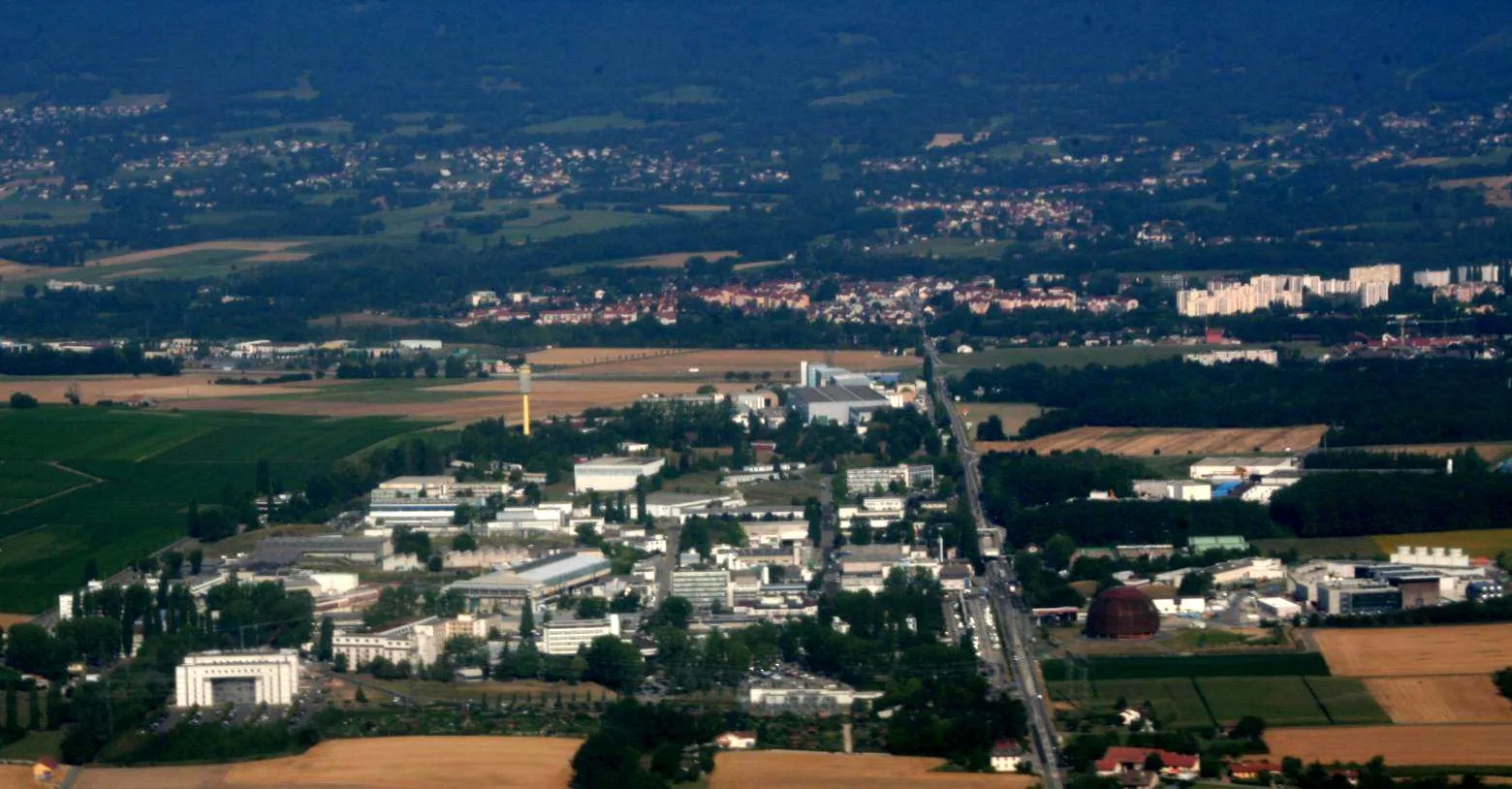 Photo showing: An aerial view of the main site of CERN, at the border between Switzerland and France near Geneva, looking towards the Jura mountains in France.