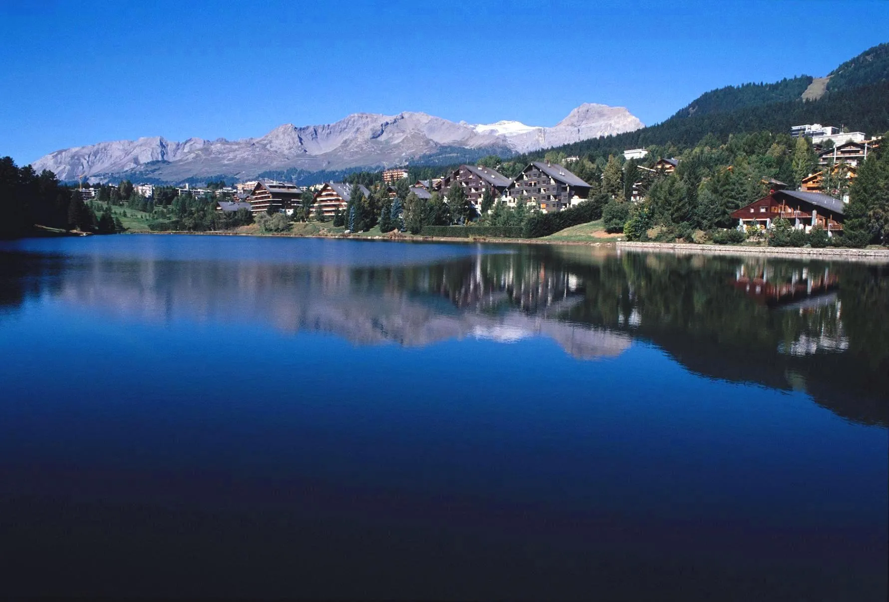 Photo showing: Lac de la Moubra in Crans-Montana.