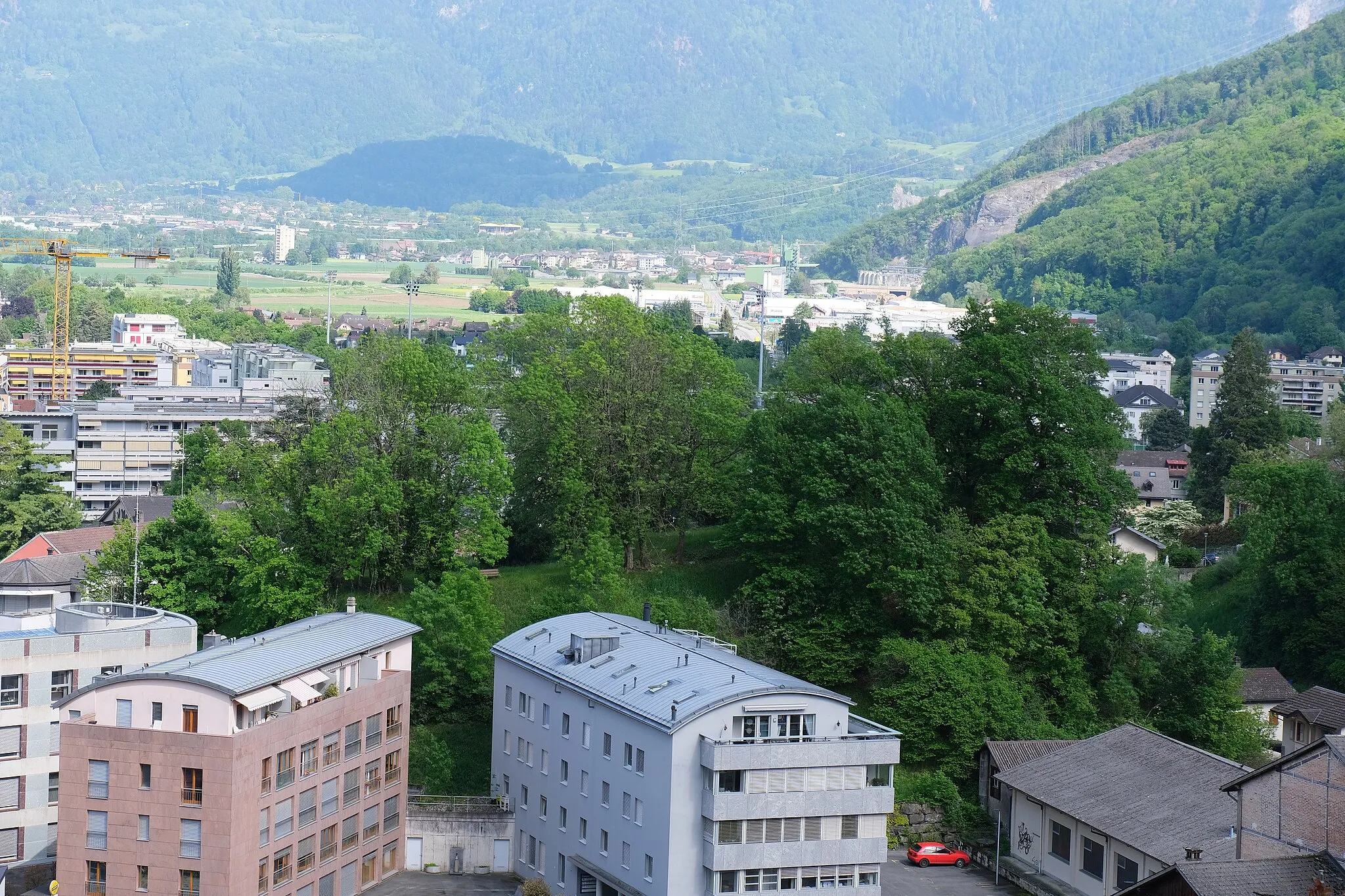 Photo showing: La colline du Château-Vieux à Monthey en 2020.