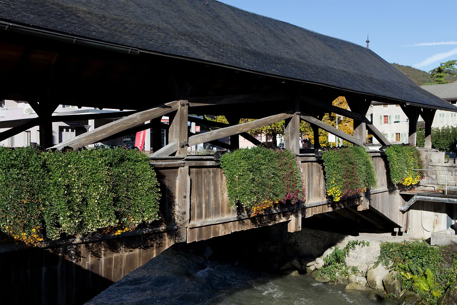 Photo showing: Le Pont en bois sur la Vièze à Monthey (VS)