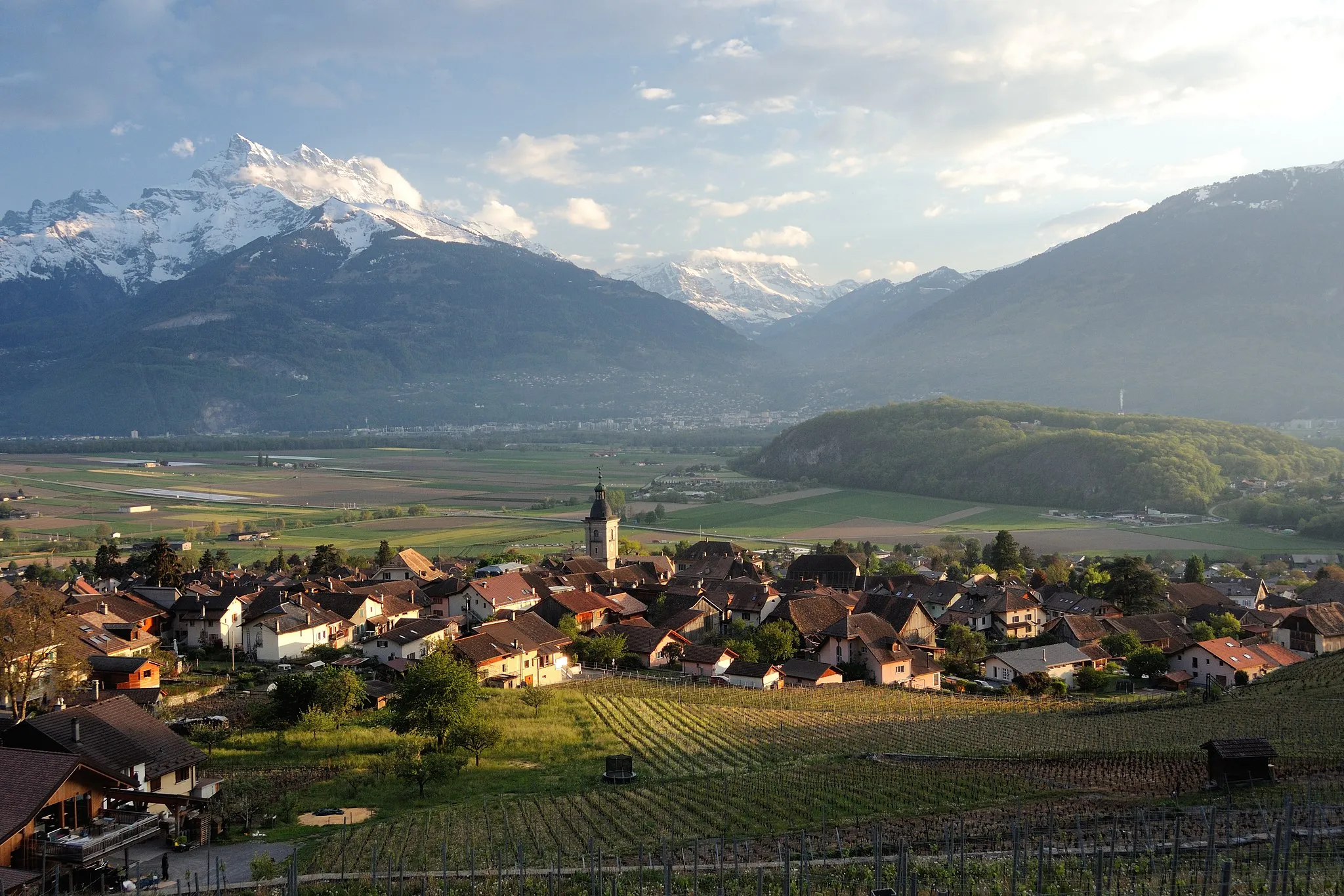 Photo showing: Ollon with the Dents du Midi in background, across the Rhone Valley. View from the vineyards north of the town.