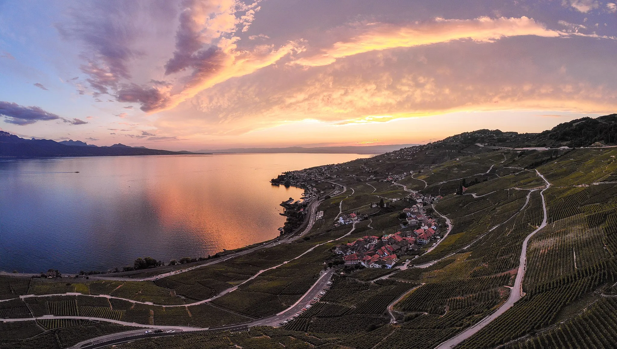 Photo showing: Panoramic aerial view of the sunset in Lavaux seen from Puidoux