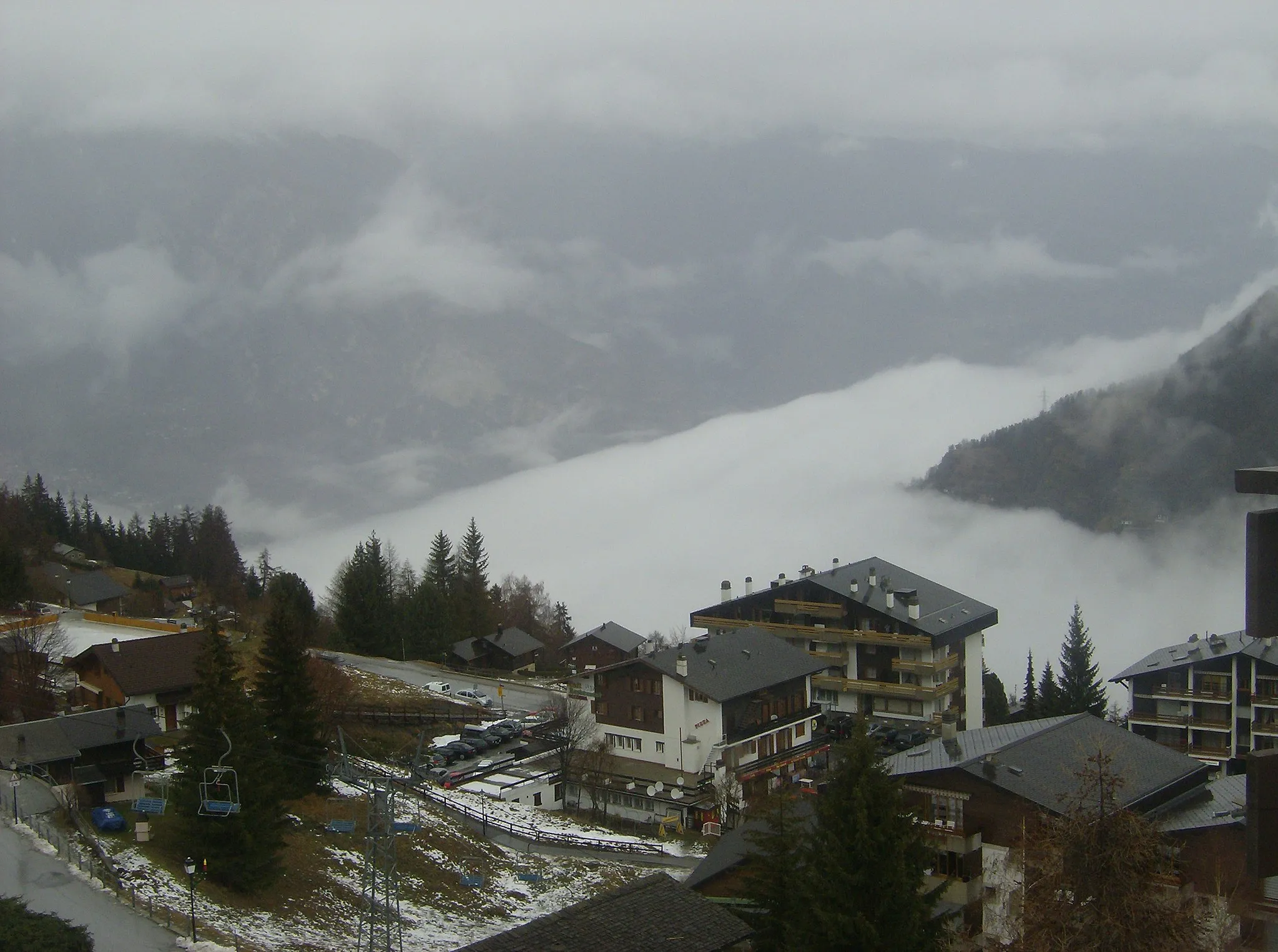 Photo showing: Mist in de Rhônevallei (Riddes, Zwitserland).