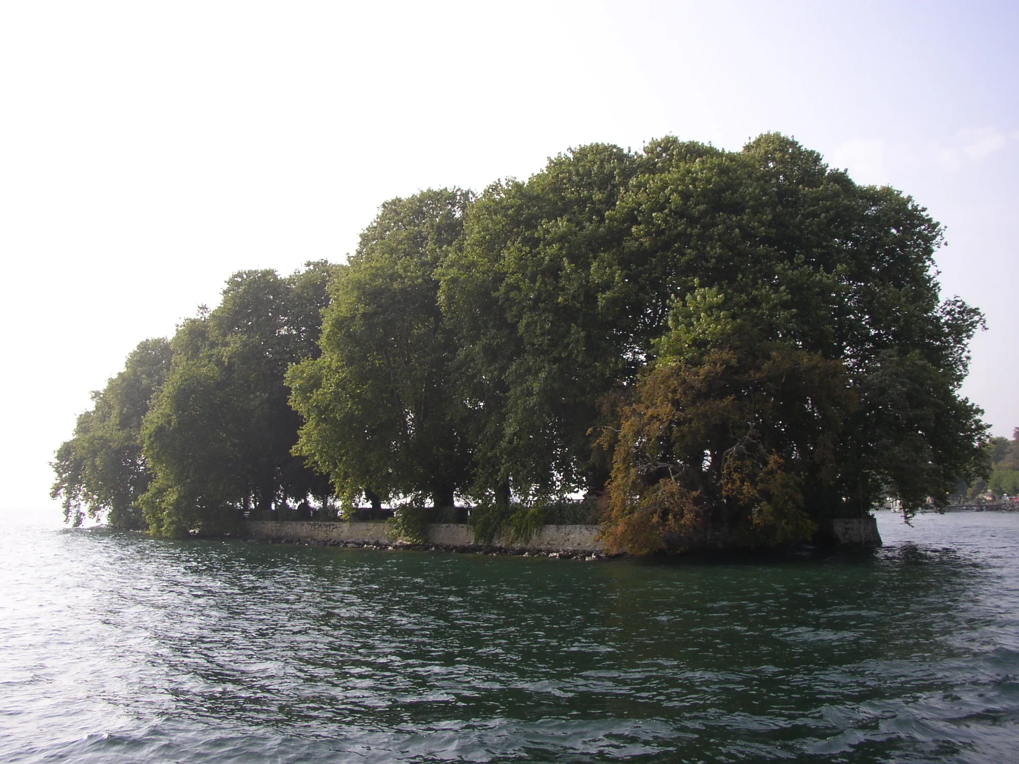 Photo showing: L'Île de la Harpe, au large de Rolle, sur le lac Léman