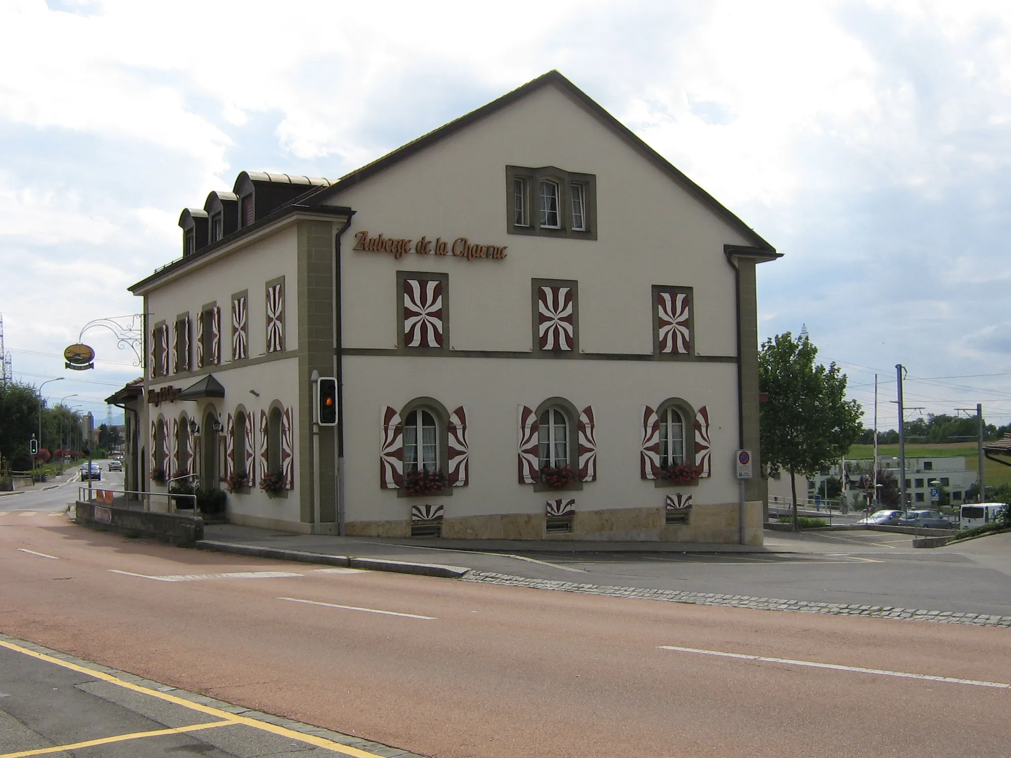 Photo showing: Auberge de la Charrue avec volets aux couleurs de la commune à Romanel-sur-Lausanne