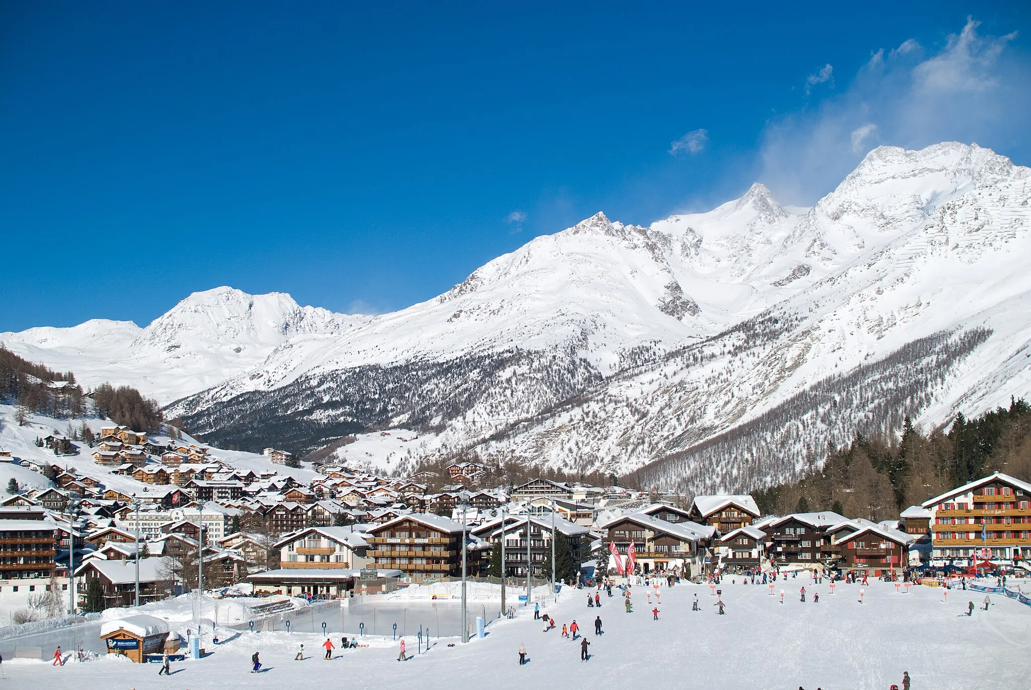 Photo showing: This image shows most of saas-fee village and the surrounding mountains.