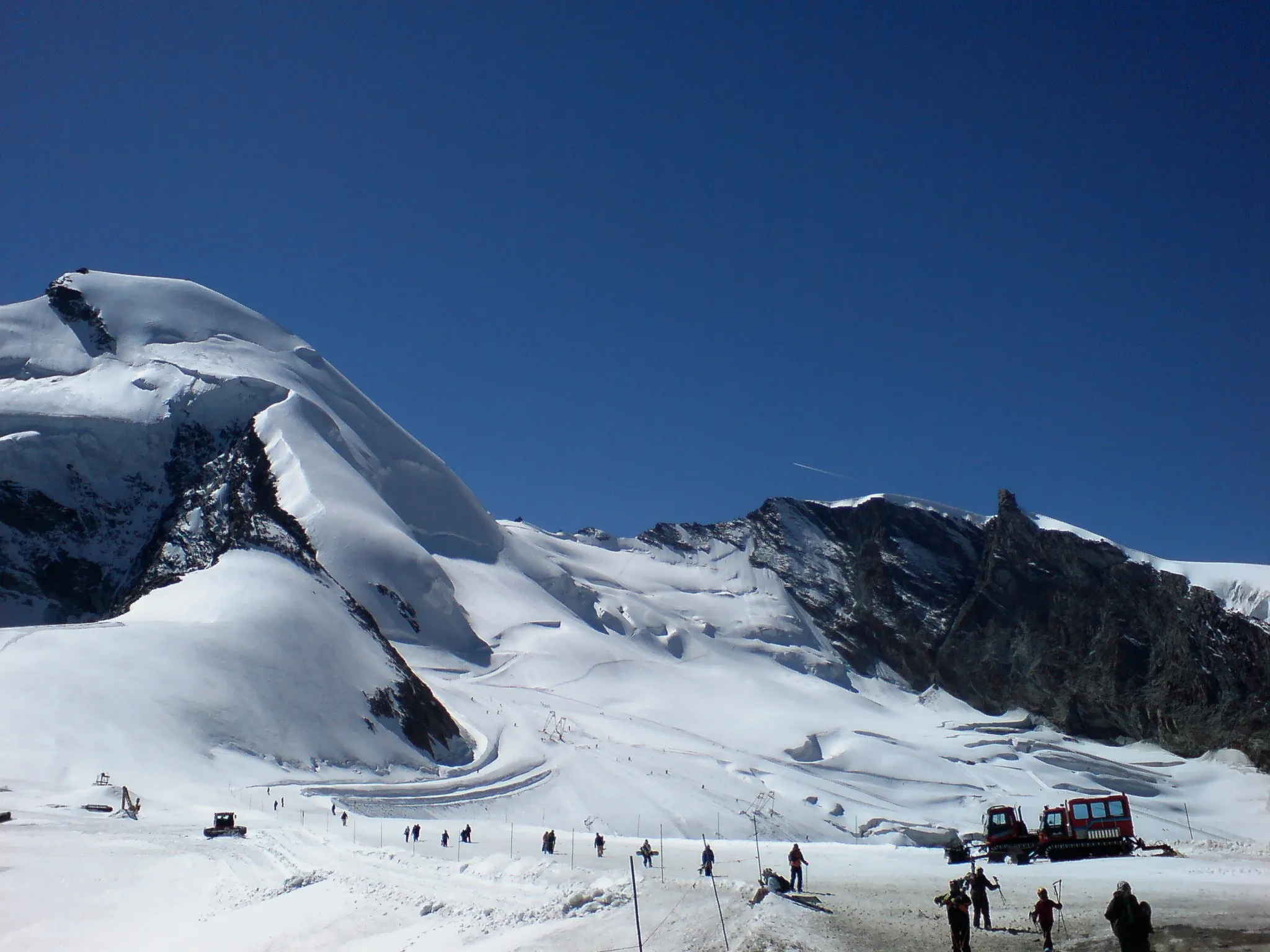 Photo showing: Fee Glacier (Feegletscher) above Saas Fee. Summer ski. View from Mittelallalin.