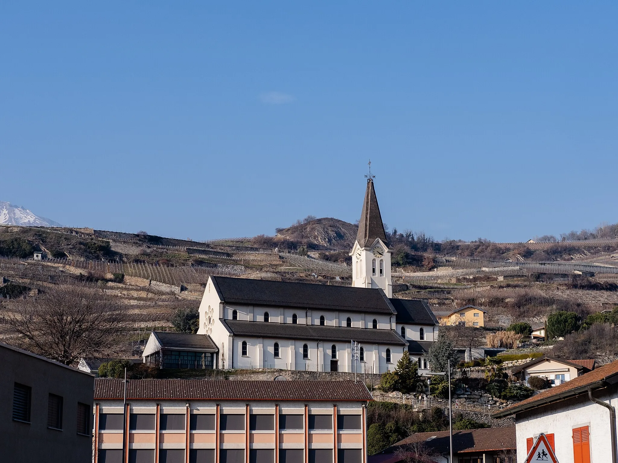 Photo showing: L'église paroissiale de Saint-Léonard vue depuis le village de Saint-Léonard.