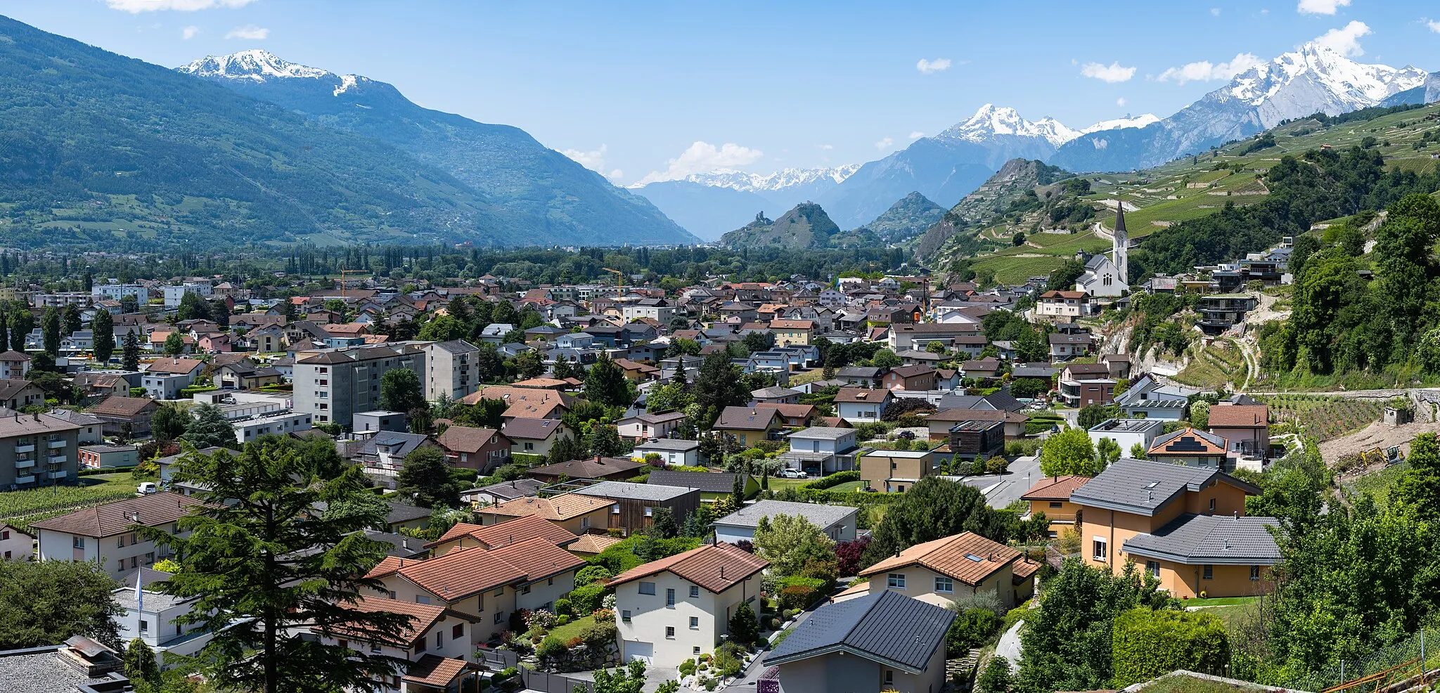 Photo showing: Le village de Saint-Léonard vu depuis l'est en mai 2023.