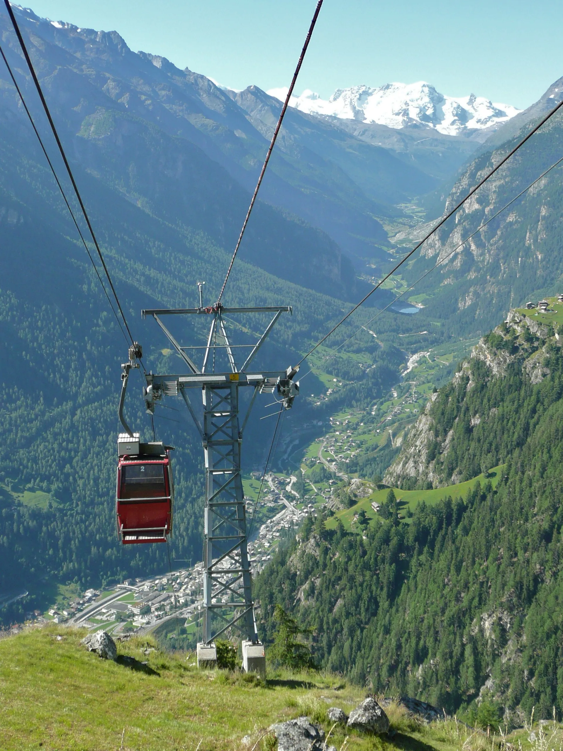 Photo showing: Seilbahn auf Jungen. Blick von oberhalb Gafinu auf St. Niklaus und das hintere Mattertal (Blickrichtung ist annähernd Süd). Im Hintergrund der Alpenhauptkamm mit (von links nach rechts) Castor, Pollux, Breithorn und Klein Matterhorn. Die Häusergruppen im Hang rechts im Bild sind Sparren und darunter Teli.