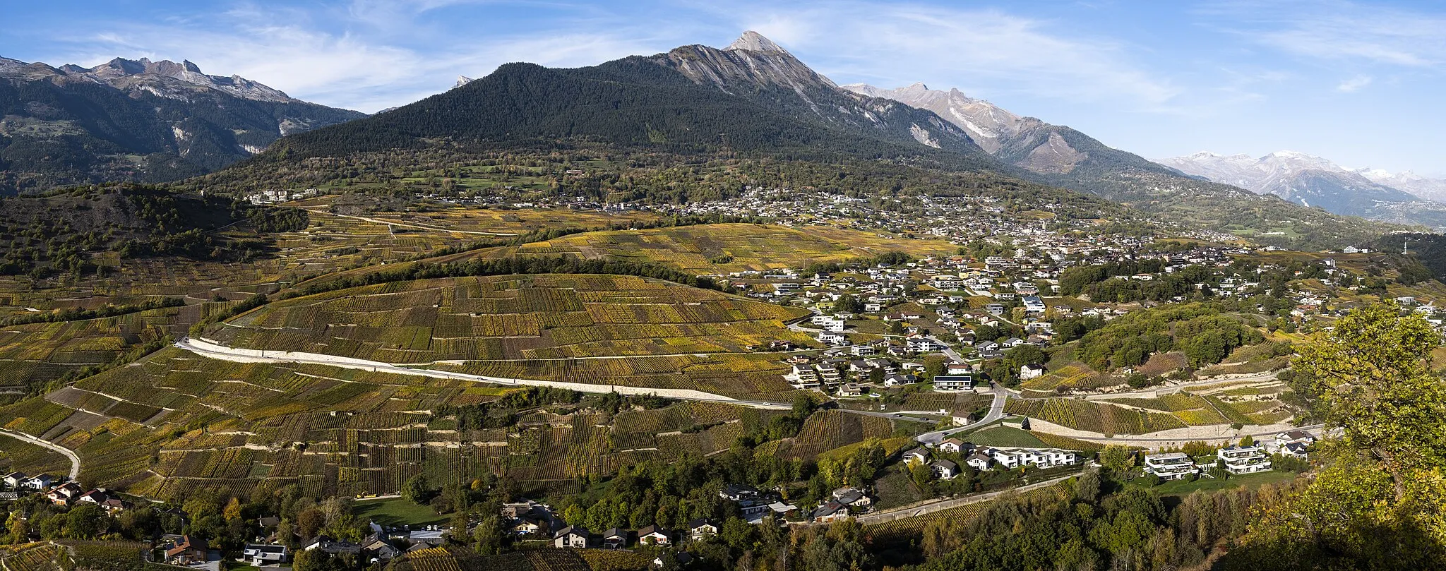 Photo showing: La commune de Savièse depuis la colline de Montorge en 2022.