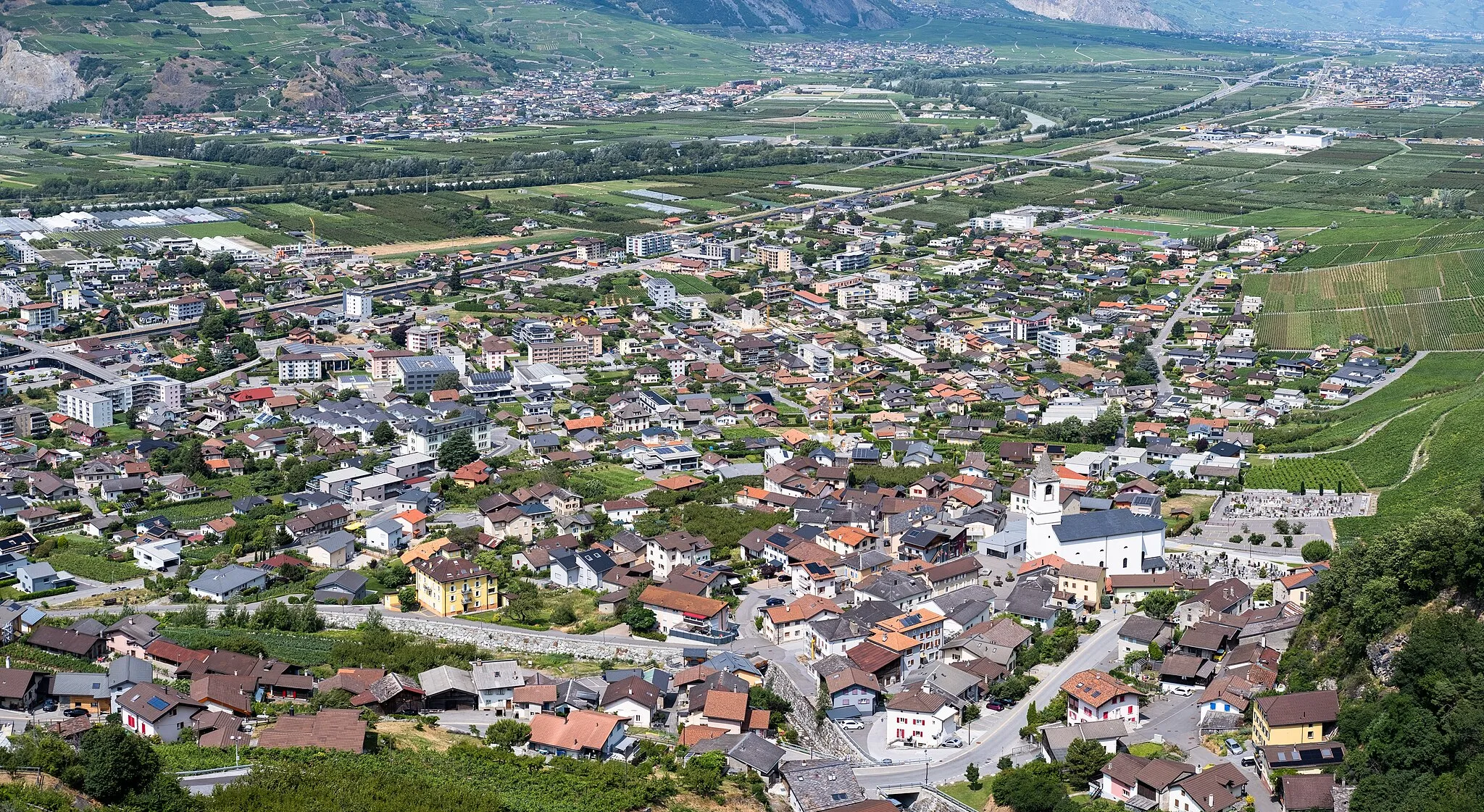 Photo showing: Le village de Saxon vu depuis la tour du château de Saxon en juin 2023.