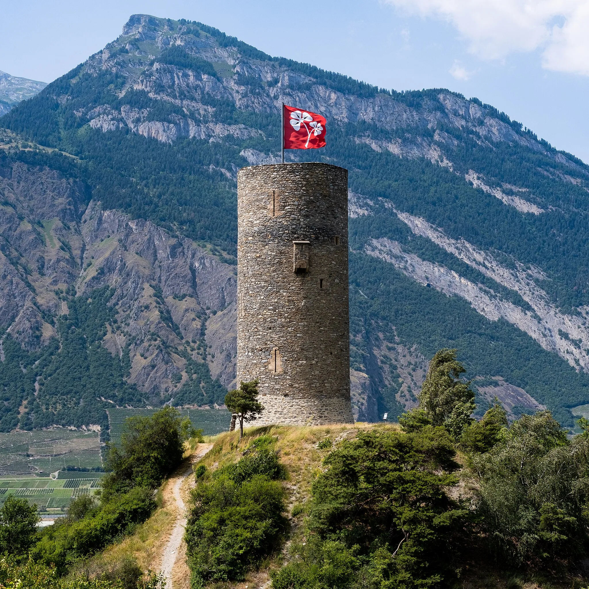 Photo showing: La tour du château de Saxon vue en juin 2023.