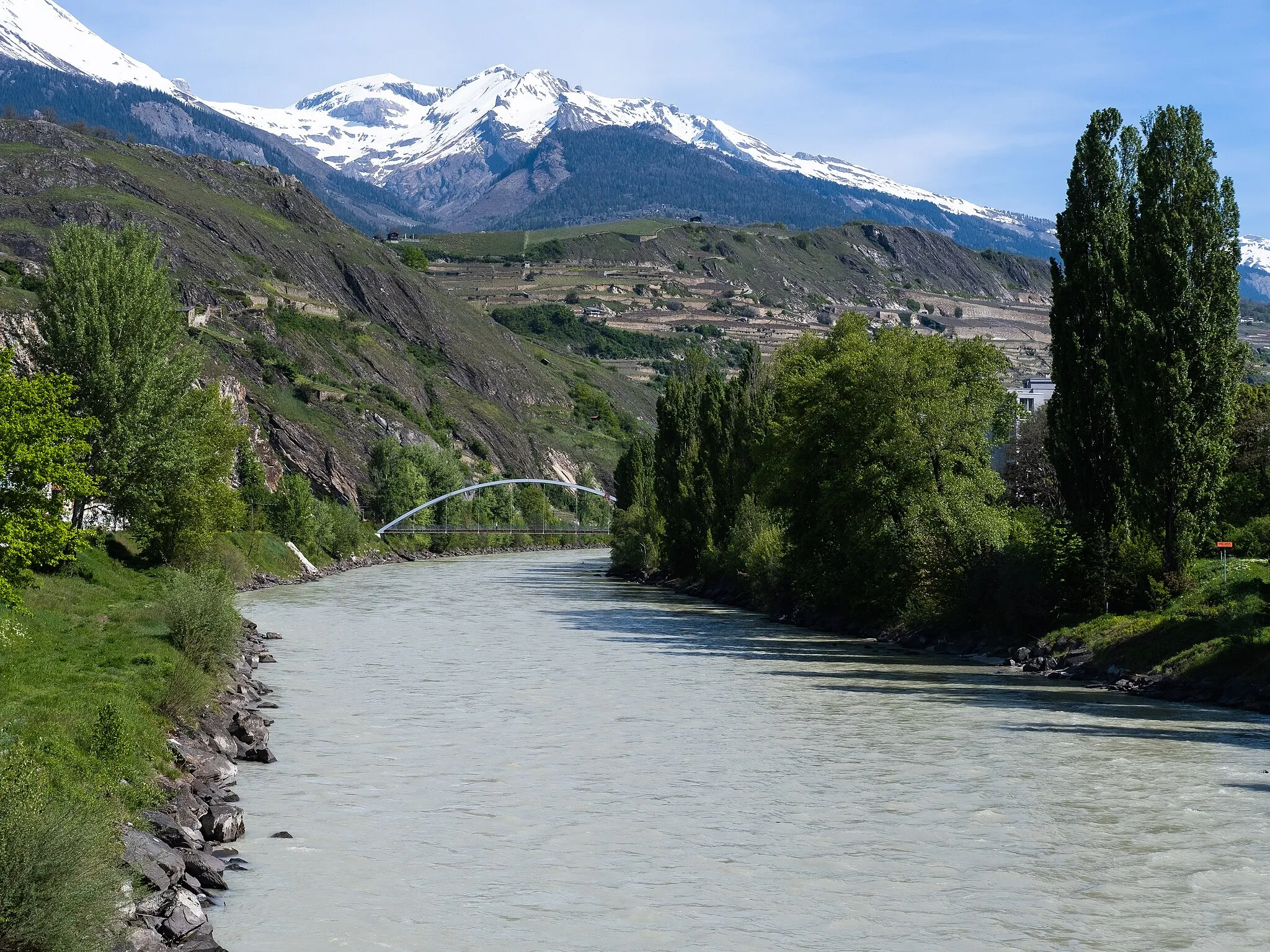 Photo showing: Le Rhône et la passerelle de Vissigen en mai 2023 à Sion.