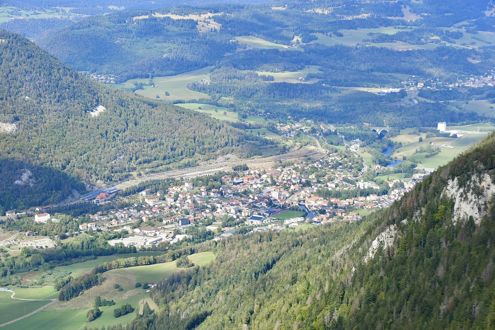 Photo showing: Vue sur Vallorbe (VD) depuis la Dent de Vaulion, en Suisse.
