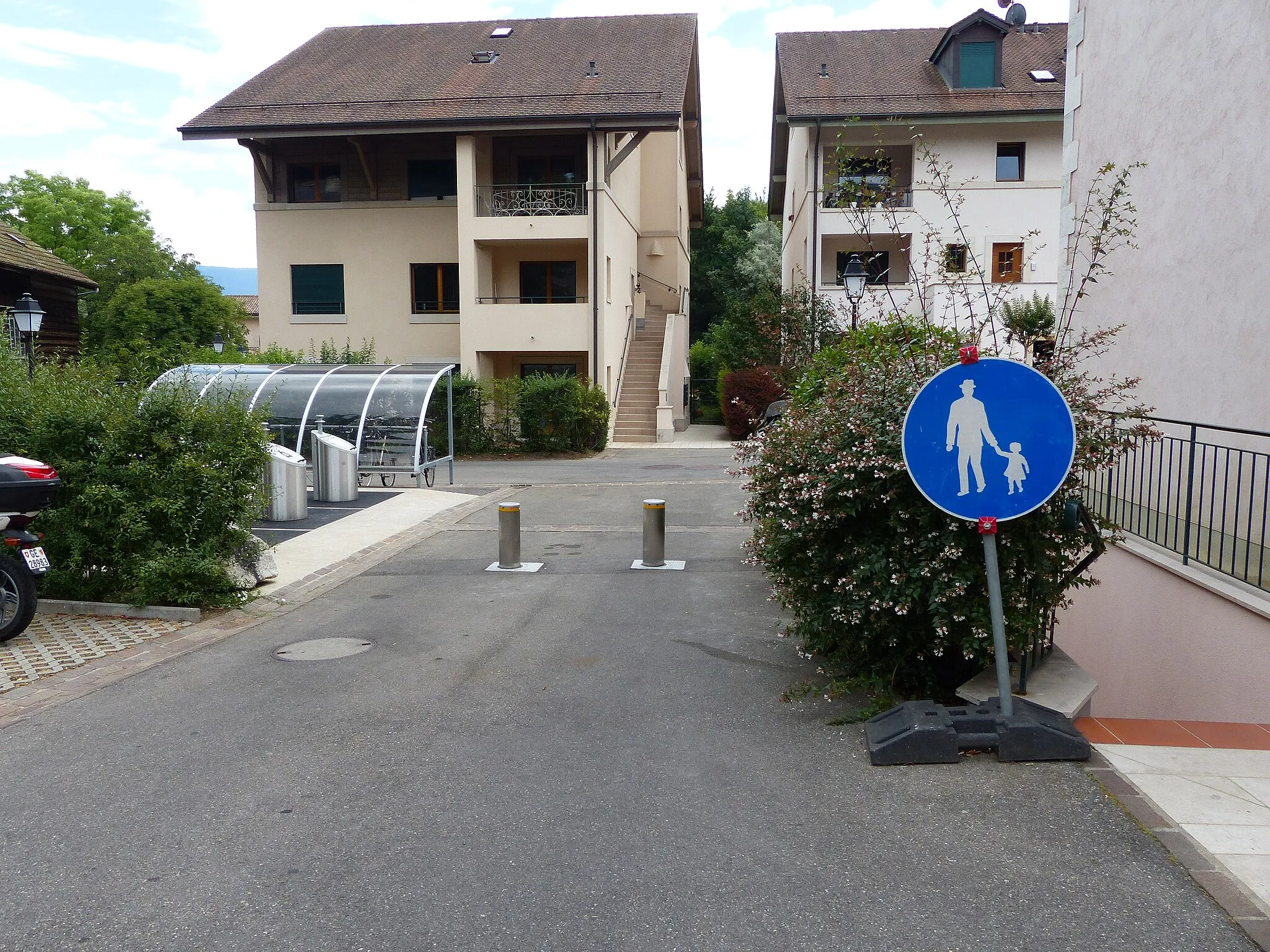 Photo showing: Panneau 2.61 (chemin pour piétons), route de Meinier, Vandœuvres, canton de Genève, Suisse.
