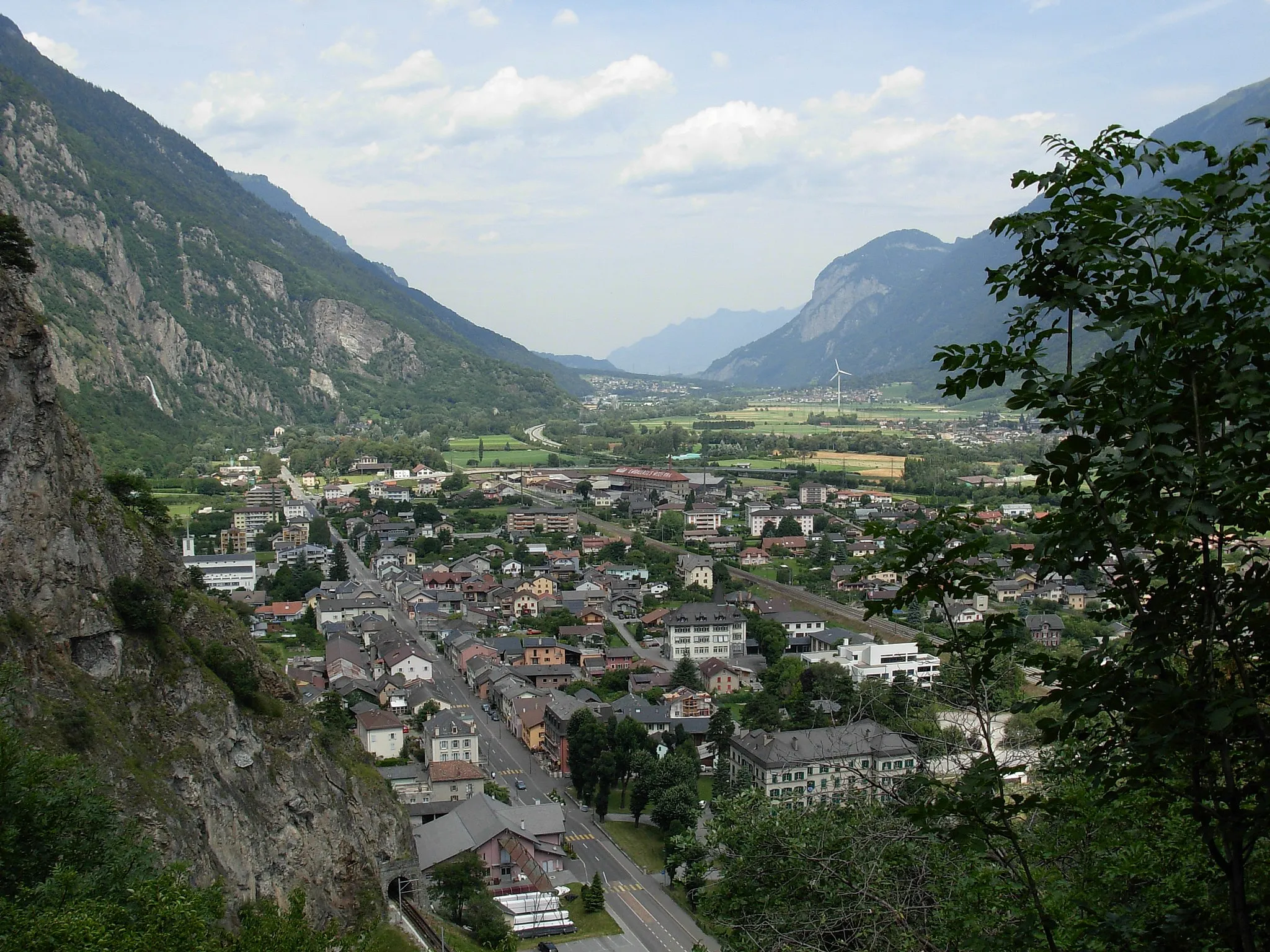 Photo showing: Le village de Vernayaz, vu depuis la montée vers le pont de Gueuroz. Juillet 2007.