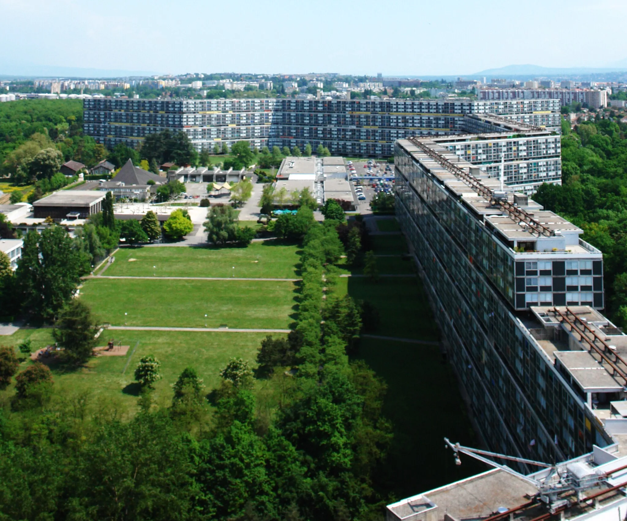 Photo showing: Cité du Lignon, large residential estate, Aire, 1962-71 in Geneva Switzerland, Architect: Georges Addor, The elongated residential belt