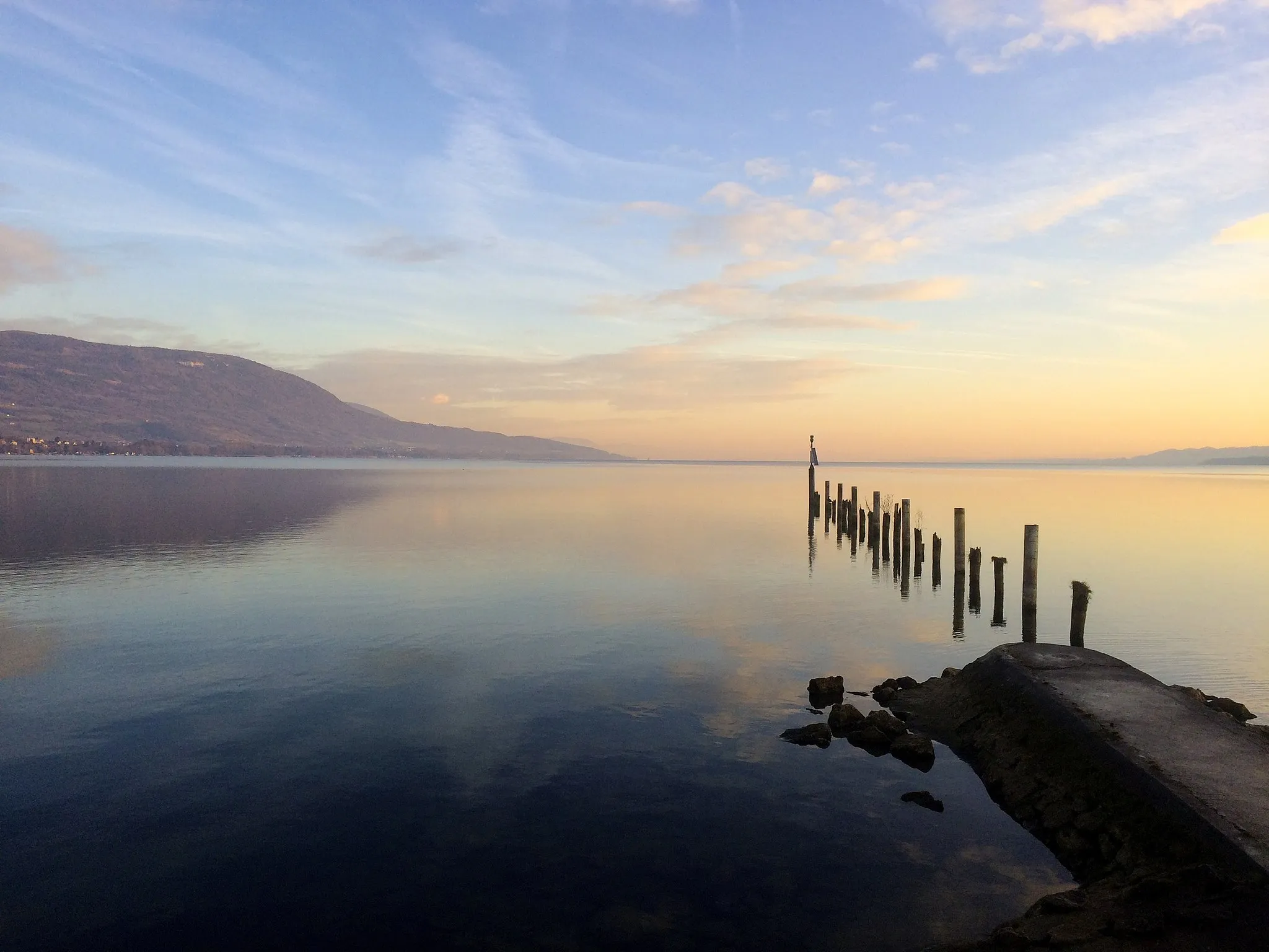 Photo showing: Lever de soleil sur le lac de Neuchâtel à Yverdon-les-Bains