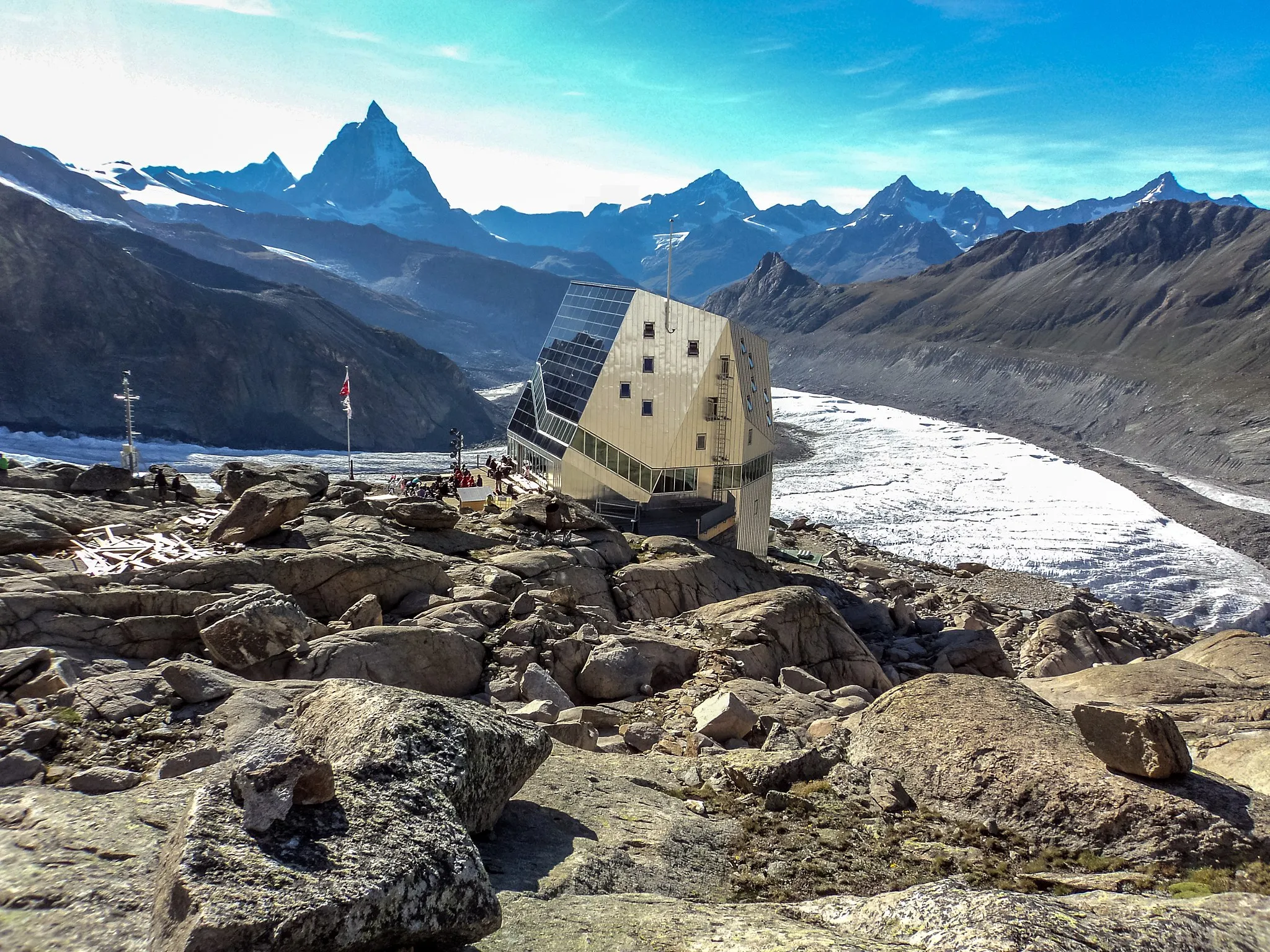 Photo showing: La nuova Monte Rosa Hutte con sullo sfondo il Cervino ed in basso il ghiacciaio del Gorner - Mattertal - Alpi Pennine