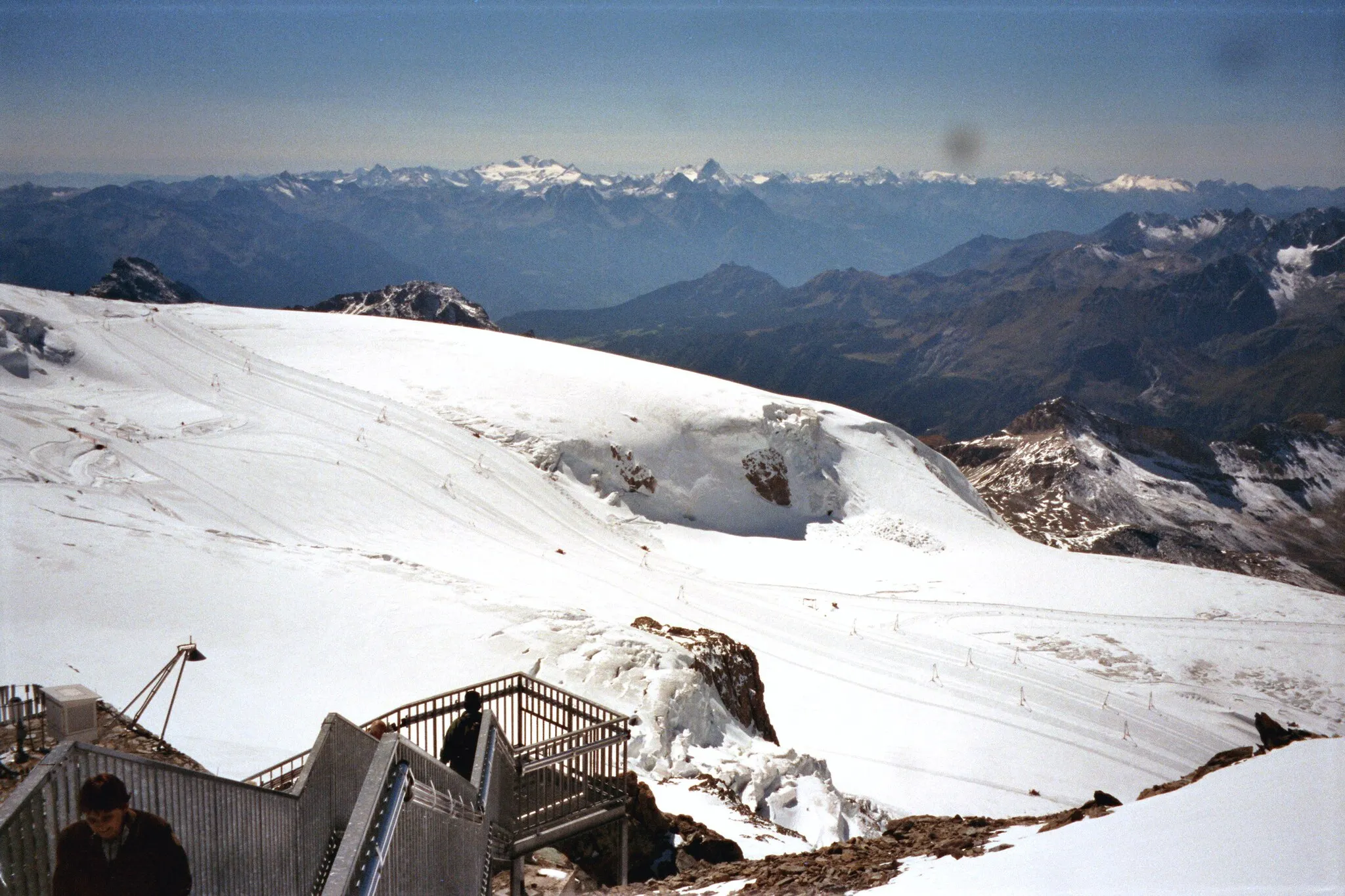 Photo showing: Plattform auf dem Gipfel des Klein Matterhorns mit Blick zum Theodulgletscher und Richtung Italien