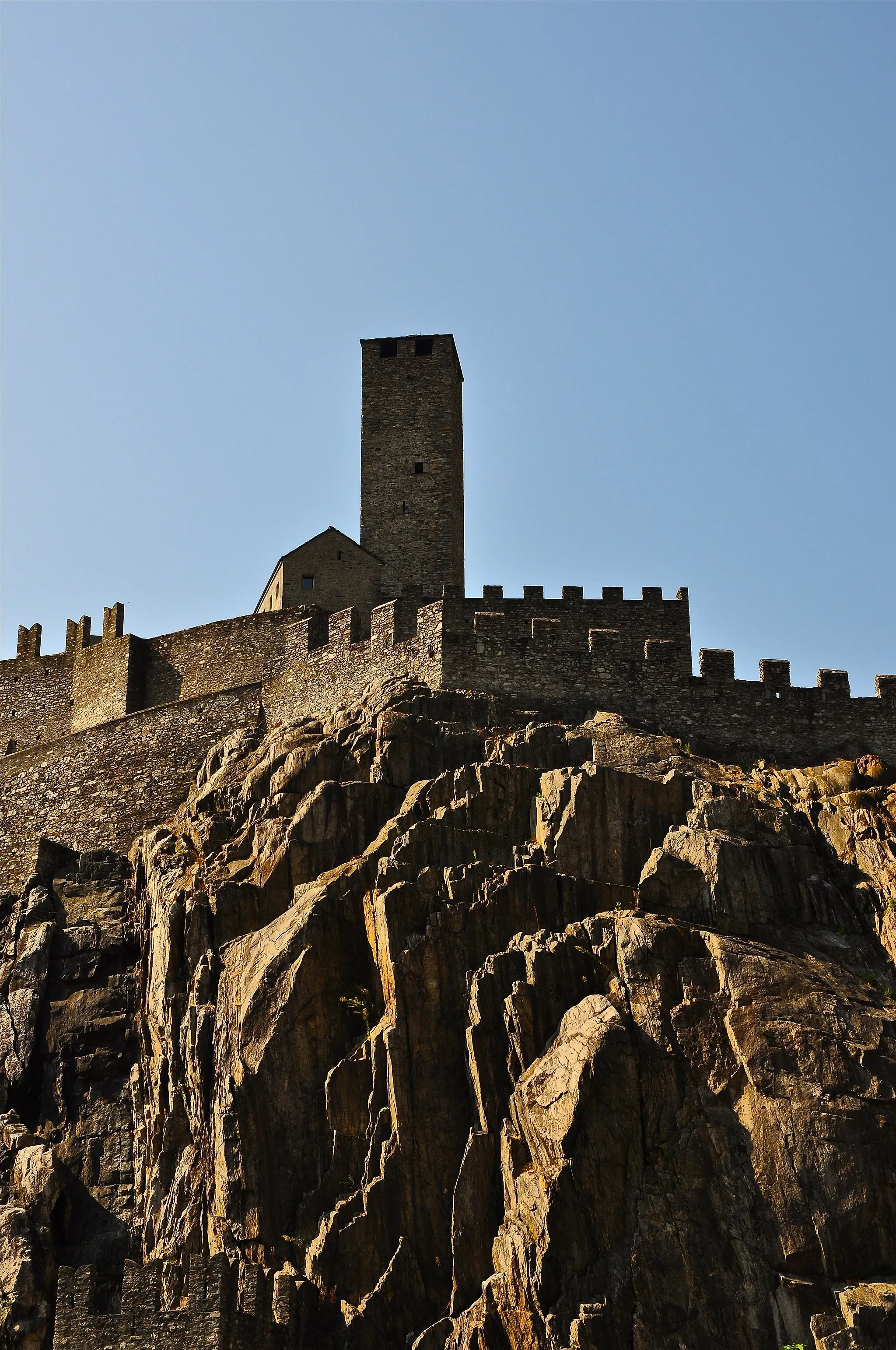 Photo showing: Veduta del castello all'interno della Piazza del Sole. Vista della Torre Bianca.