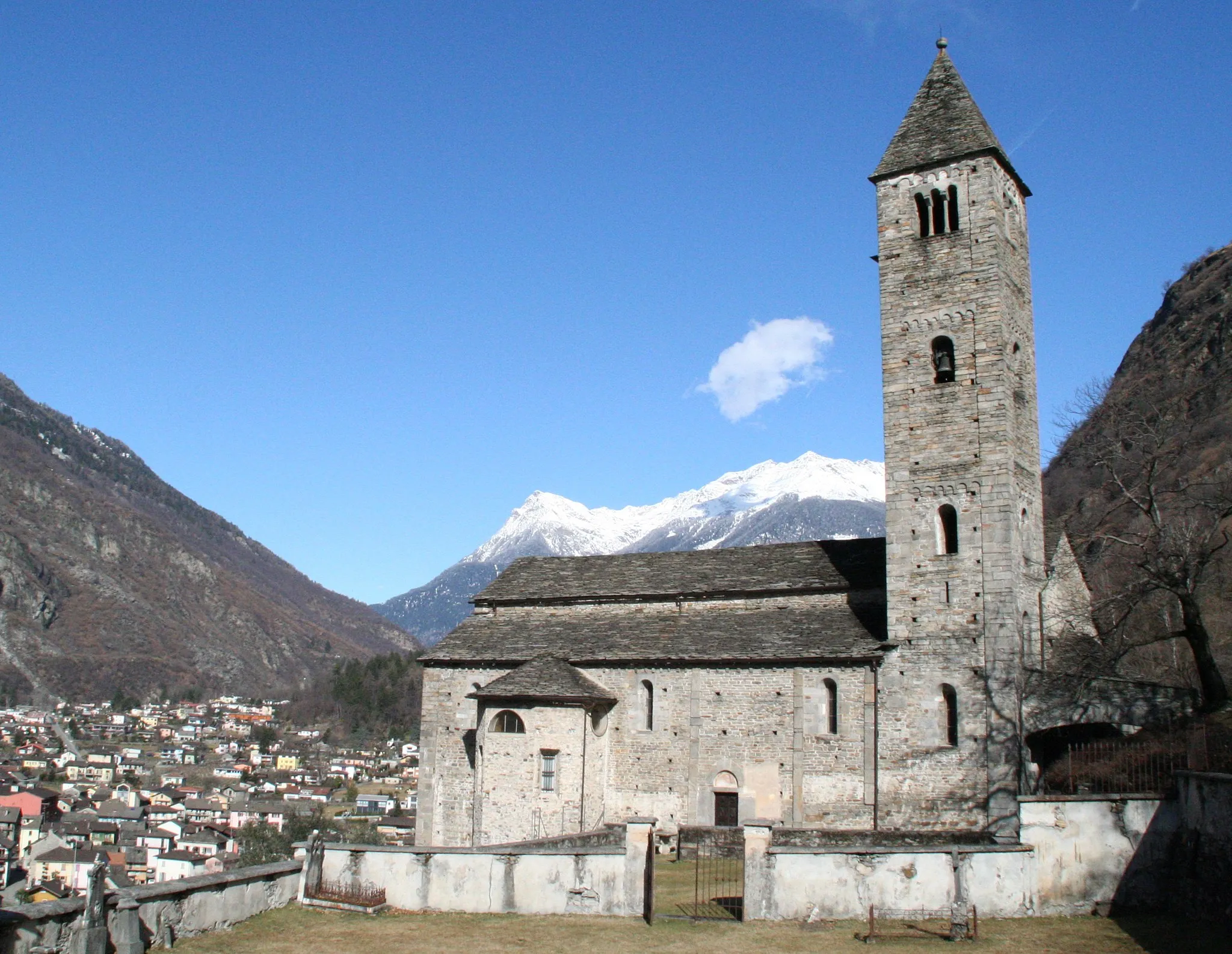 Photo showing: de:Kirche San Pietro e Paolo (Biasca)

Südseite